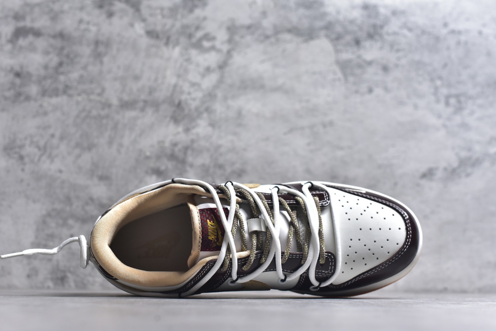 图片[4]-#2026年爆款限量发售！Nike SB Dunk Low“ 马年限定—米黑绑绳” 周年高端定制 低帮休闲板鞋 定制鞋盒 大厂纯原品质出货 超高清洁度 皮料切割干净无任何毛边 细节完美 货号：YX5066-C90 尺码：36 36.5 37.5 38 38.5 39 40 40.5 41 42 42.5 43 44 44.5 45-选品中心