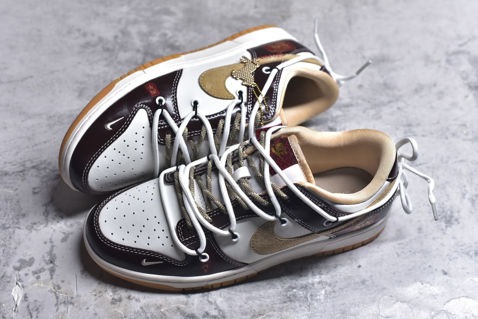 图片[7]-#2026年爆款限量发售！Nike SB Dunk Low“ 马年限定—米黑绑绳” 周年高端定制 低帮休闲板鞋 定制鞋盒 大厂纯原品质出货 超高清洁度 皮料切割干净无任何毛边 细节完美 货号：YX5066-C90 尺码：36 36.5 37.5 38 38.5 39 40 40.5 41 42 42.5 43 44 44.5 45-选品中心