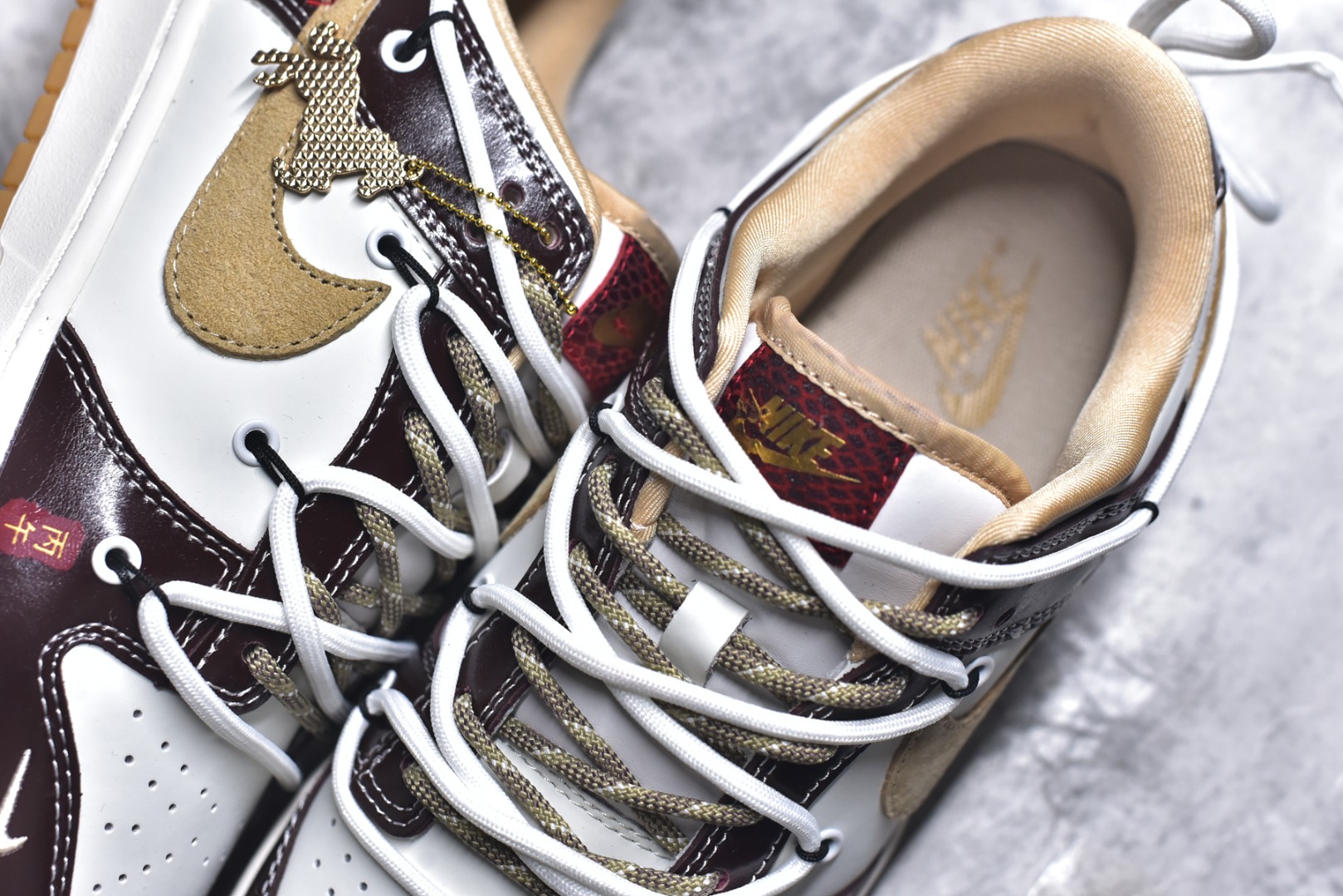 图片[9]-#2026年爆款限量发售！Nike SB Dunk Low“ 马年限定—米黑绑绳” 周年高端定制 低帮休闲板鞋 定制鞋盒 大厂纯原品质出货 超高清洁度 皮料切割干净无任何毛边 细节完美 货号：YX5066-C90 尺码：36 36.5 37.5 38 38.5 39 40 40.5 41 42 42.5 43 44 44.5 45-选品中心