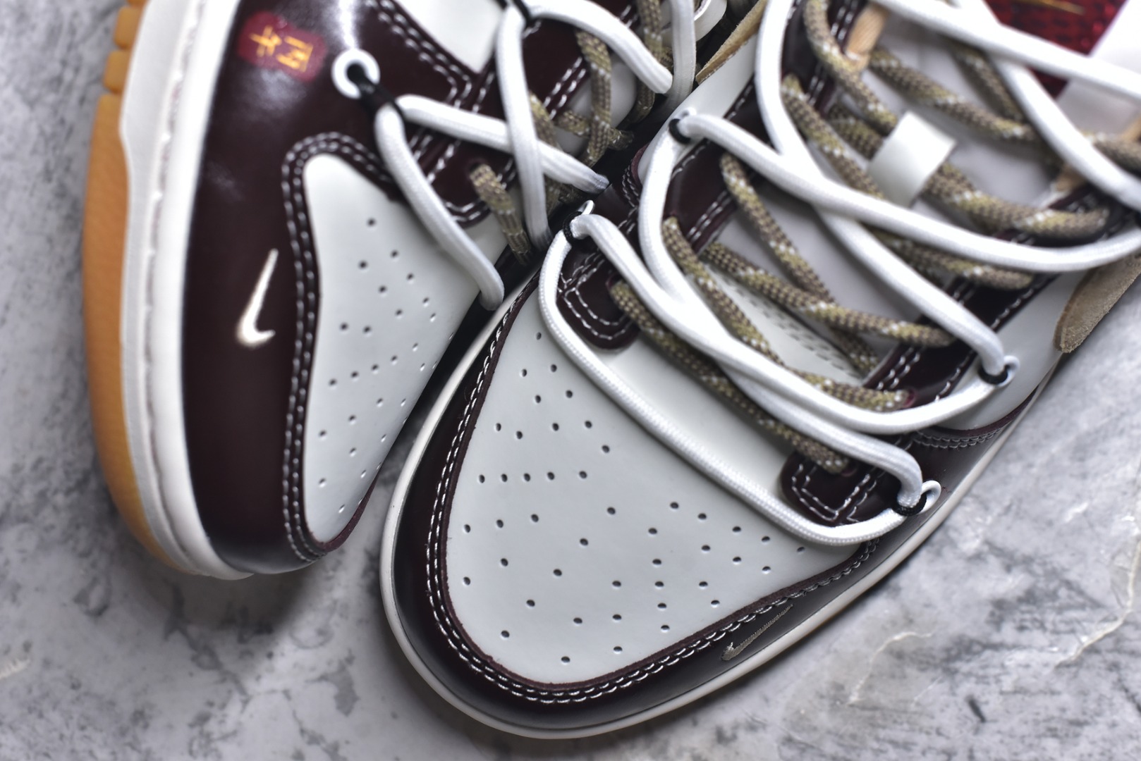 图片[8]-#2026年爆款限量发售！Nike SB Dunk Low“ 马年限定—米黑绑绳” 周年高端定制 低帮休闲板鞋 定制鞋盒 大厂纯原品质出货 超高清洁度 皮料切割干净无任何毛边 细节完美 货号：YX5066-C90 尺码：36 36.5 37.5 38 38.5 39 40 40.5 41 42 42.5 43 44 44.5 45-选品中心