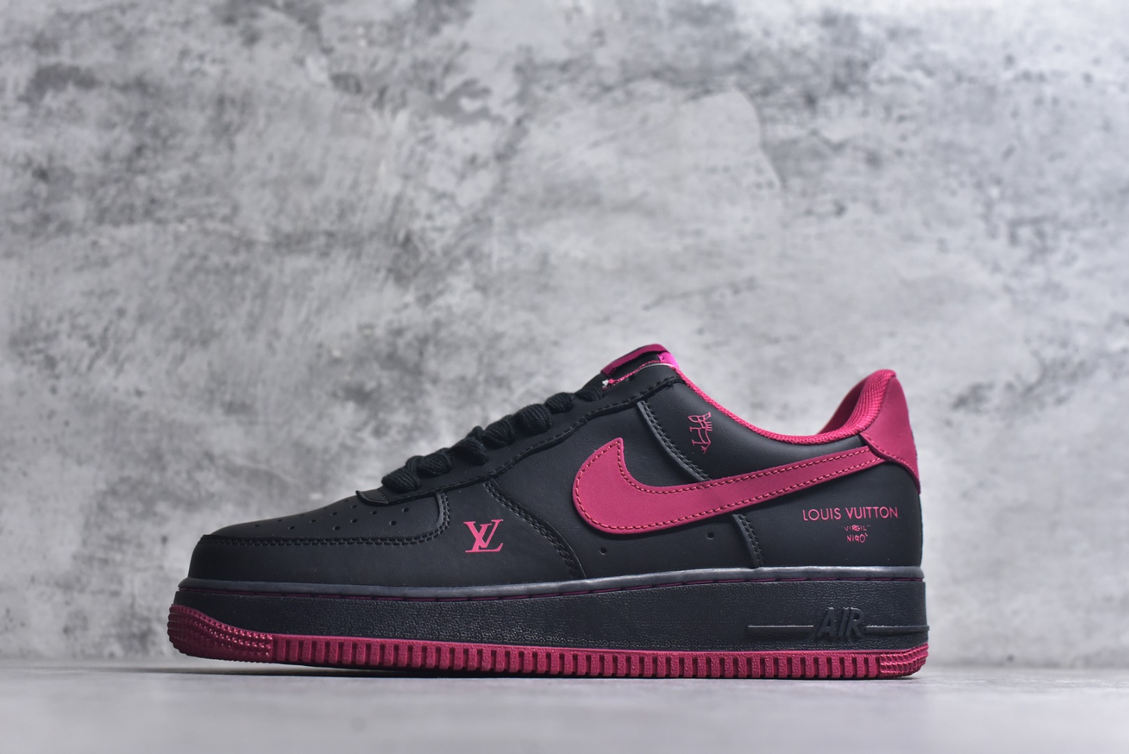 #海外限量发售！公司级NIke Air Force 1 \'07 Low “马年限定--墨黑玫红” 空军一号低帮 运动鞋 休闲鞋 头层皮 折边针车 工艺难度大 原楦头原纸板 高端定制鞋盒 原厂鞋底 超高清洁度 细节完美 货号：FV3694-102 尺码：36 36.5 37.5 38 38.5 39 40 40.5 41 42 42.5 43 44 44.5 45-选品中心