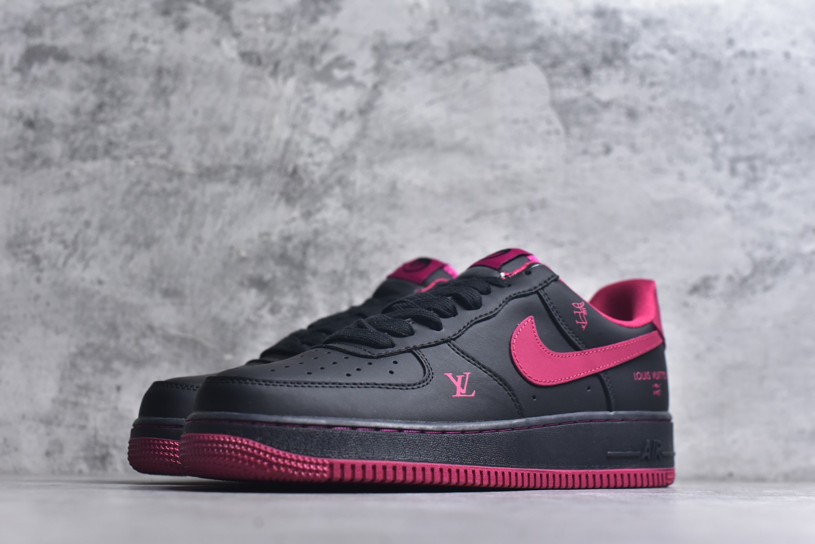 图片[2]-#海外限量发售！公司级NIke Air Force 1 \’07 Low “马年限定–墨黑玫红” 空军一号低帮 运动鞋 休闲鞋 头层皮 折边针车 工艺难度大 原楦头原纸板 高端定制鞋盒 原厂鞋底 超高清洁度 细节完美 货号：FV3694-102 尺码：36 36.5 37.5 38 38.5 39 40 40.5 41 42 42.5 43 44 44.5 45-选品中心
