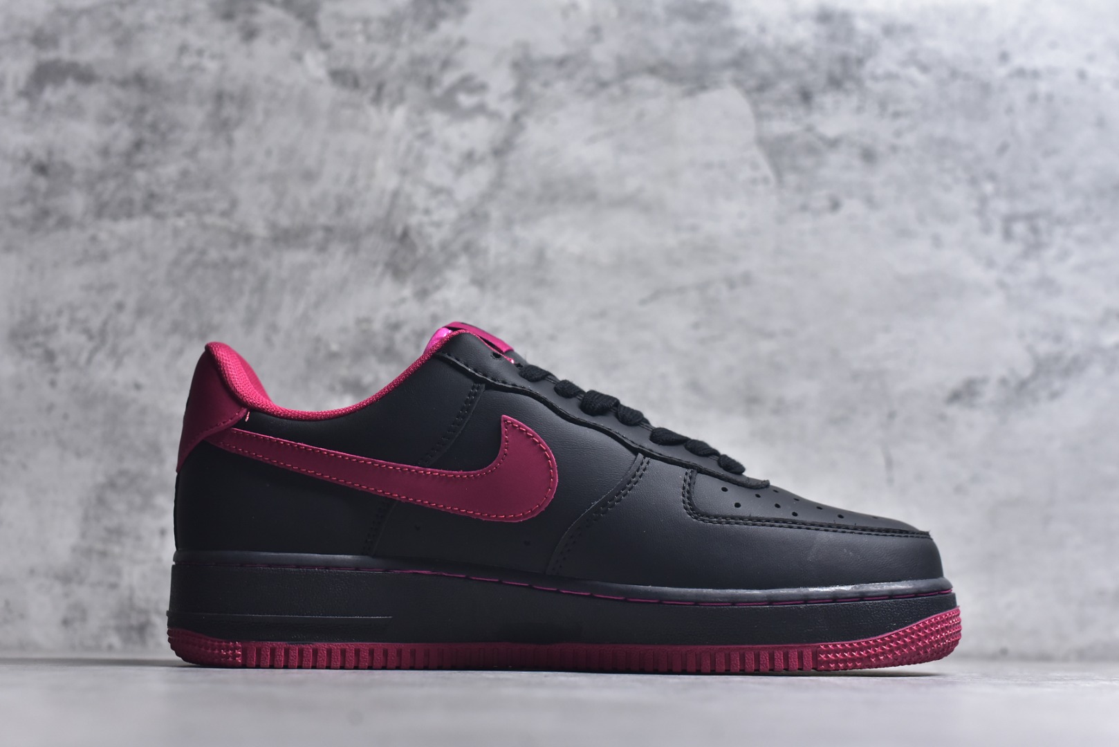 图片[3]-#海外限量发售！公司级NIke Air Force 1 \’07 Low “马年限定–墨黑玫红” 空军一号低帮 运动鞋 休闲鞋 头层皮 折边针车 工艺难度大 原楦头原纸板 高端定制鞋盒 原厂鞋底 超高清洁度 细节完美 货号：FV3694-102 尺码：36 36.5 37.5 38 38.5 39 40 40.5 41 42 42.5 43 44 44.5 45-选品中心