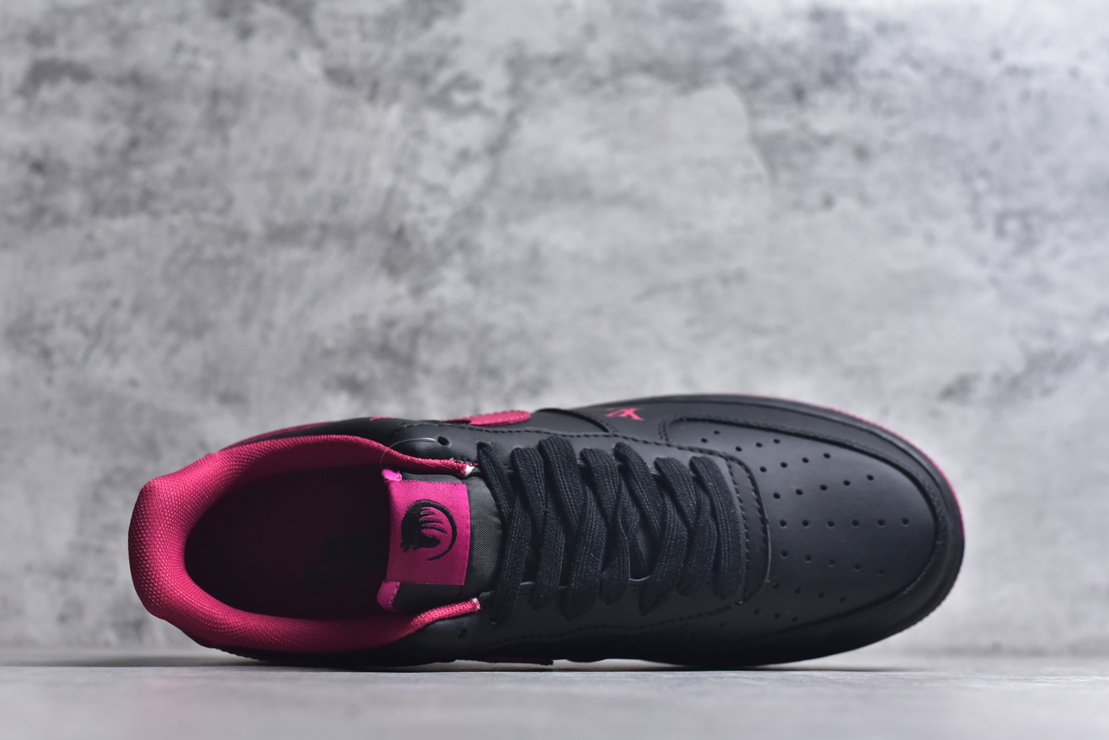 图片[4]-#海外限量发售！公司级NIke Air Force 1 \’07 Low “马年限定–墨黑玫红” 空军一号低帮 运动鞋 休闲鞋 头层皮 折边针车 工艺难度大 原楦头原纸板 高端定制鞋盒 原厂鞋底 超高清洁度 细节完美 货号：FV3694-102 尺码：36 36.5 37.5 38 38.5 39 40 40.5 41 42 42.5 43 44 44.5 45-选品中心