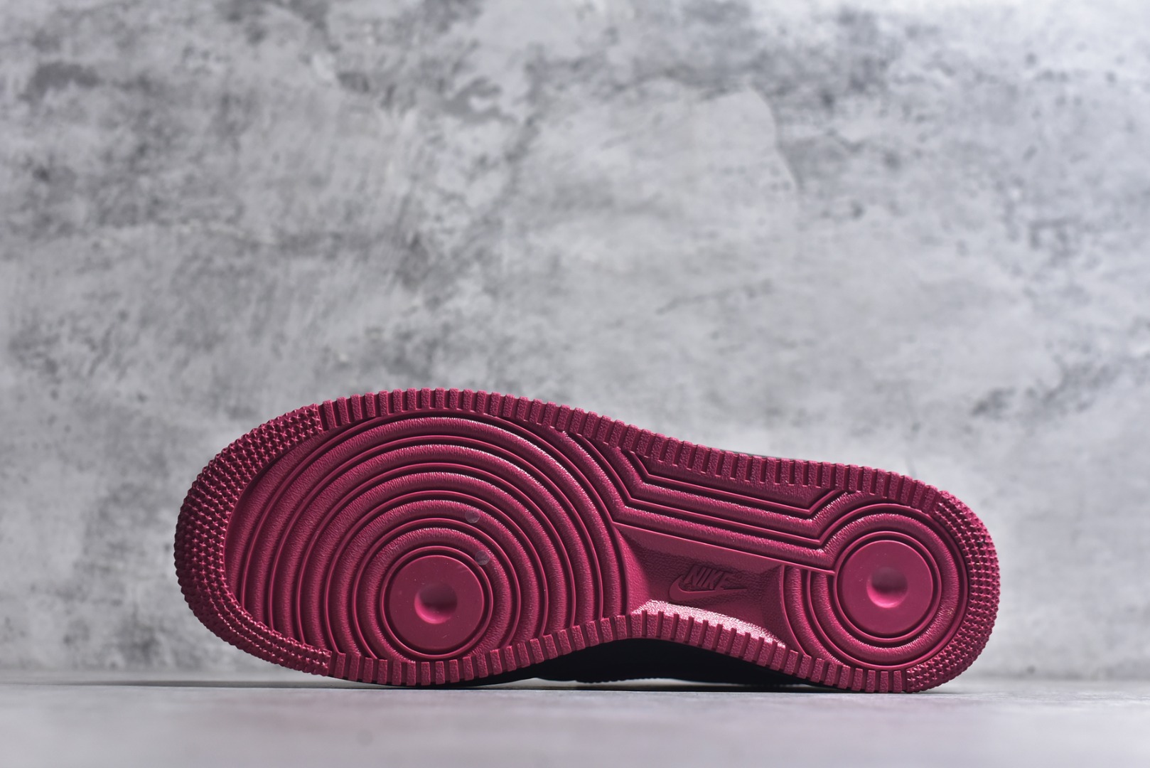 图片[6]-#海外限量发售！公司级NIke Air Force 1 \’07 Low “马年限定–墨黑玫红” 空军一号低帮 运动鞋 休闲鞋 头层皮 折边针车 工艺难度大 原楦头原纸板 高端定制鞋盒 原厂鞋底 超高清洁度 细节完美 货号：FV3694-102 尺码：36 36.5 37.5 38 38.5 39 40 40.5 41 42 42.5 43 44 44.5 45-选品中心