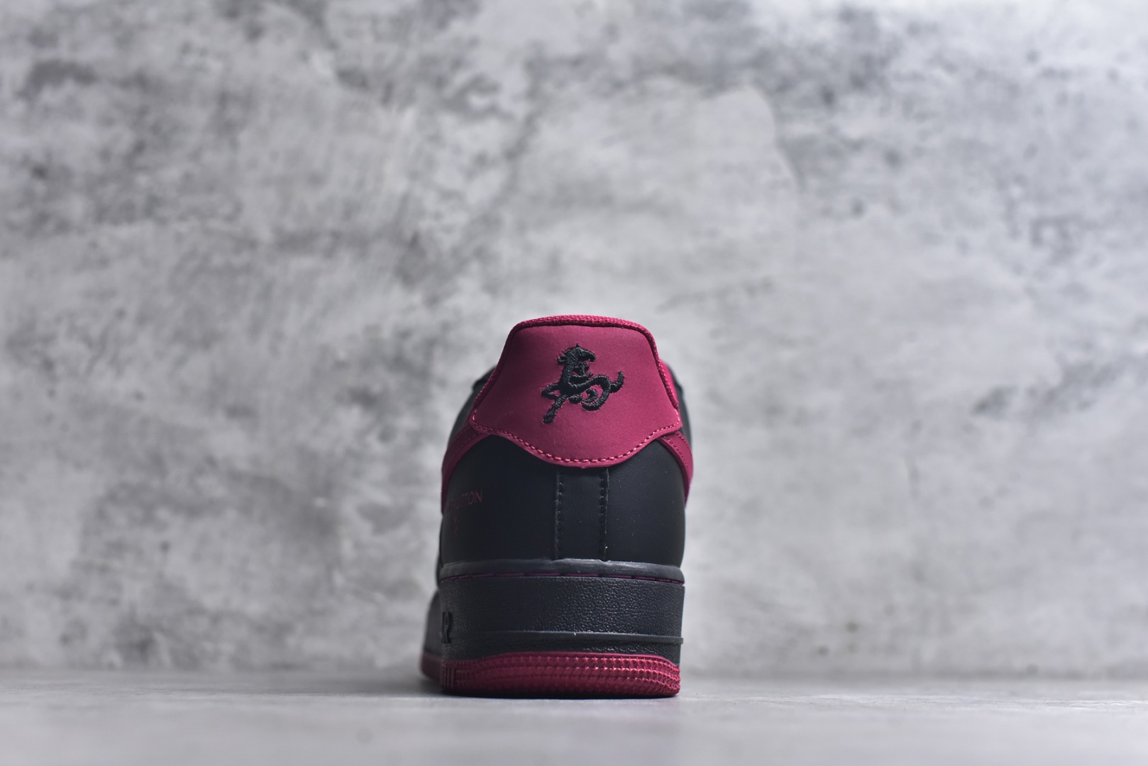 图片[5]-#海外限量发售！公司级NIke Air Force 1 \’07 Low “马年限定–墨黑玫红” 空军一号低帮 运动鞋 休闲鞋 头层皮 折边针车 工艺难度大 原楦头原纸板 高端定制鞋盒 原厂鞋底 超高清洁度 细节完美 货号：FV3694-102 尺码：36 36.5 37.5 38 38.5 39 40 40.5 41 42 42.5 43 44 44.5 45-选品中心