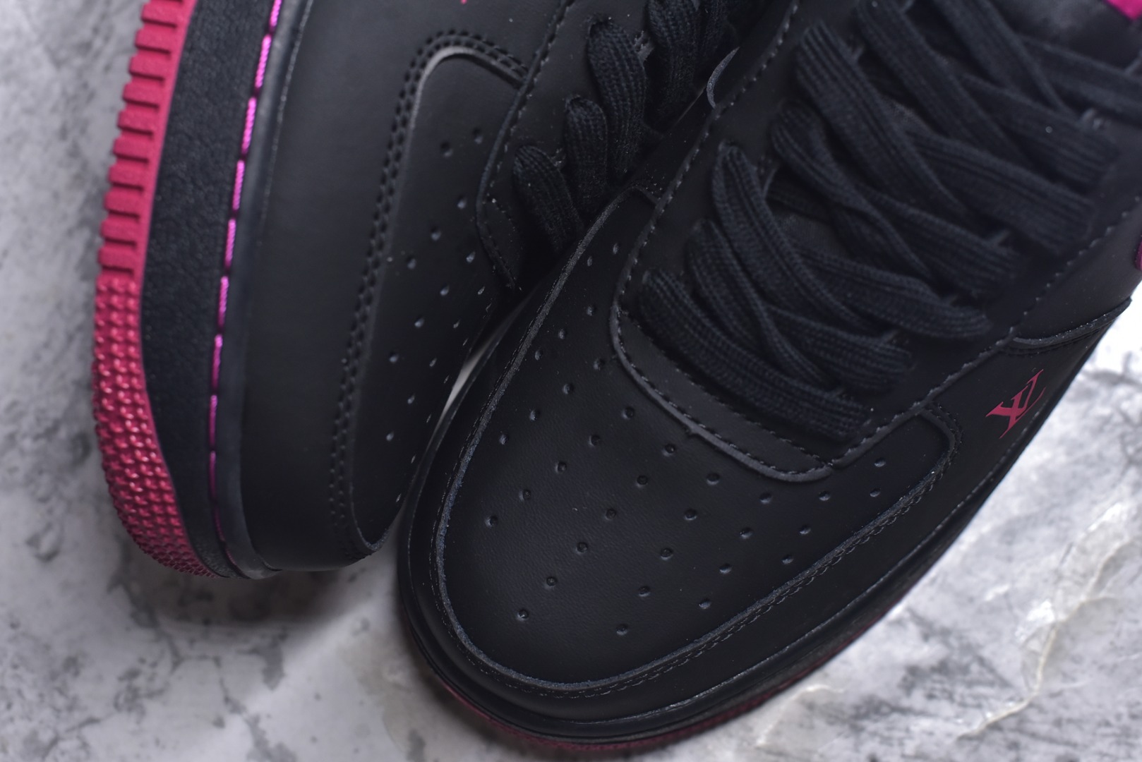 图片[8]-#海外限量发售！公司级NIke Air Force 1 \’07 Low “马年限定–墨黑玫红” 空军一号低帮 运动鞋 休闲鞋 头层皮 折边针车 工艺难度大 原楦头原纸板 高端定制鞋盒 原厂鞋底 超高清洁度 细节完美 货号：FV3694-102 尺码：36 36.5 37.5 38 38.5 39 40 40.5 41 42 42.5 43 44 44.5 45-选品中心