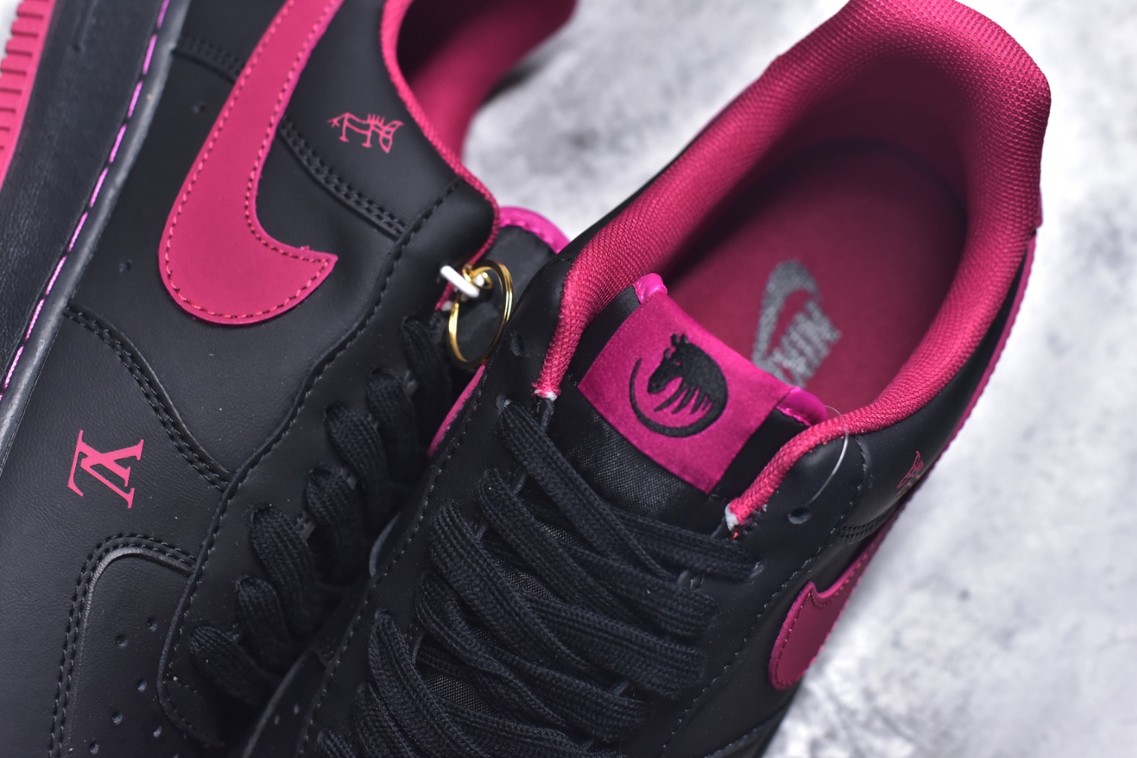 图片[9]-#海外限量发售！公司级NIke Air Force 1 \’07 Low “马年限定–墨黑玫红” 空军一号低帮 运动鞋 休闲鞋 头层皮 折边针车 工艺难度大 原楦头原纸板 高端定制鞋盒 原厂鞋底 超高清洁度 细节完美 货号：FV3694-102 尺码：36 36.5 37.5 38 38.5 39 40 40.5 41 42 42.5 43 44 44.5 45-选品中心