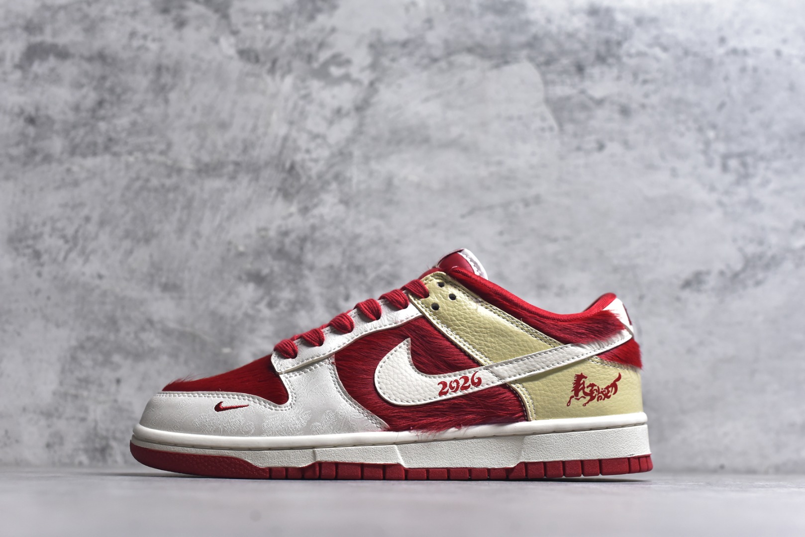 #马年定制限量发售❗️马到成功 🔥Nike SB Dunk Low“ 马年限定------白红马毛” 特殊定制材料 高端定制 低帮休闲板鞋 定制鞋盒 大厂纯原品质出货 超高清洁度 皮料切割干净无任何毛边 细节完美 货号：DS6608-020 尺码：36 36.5 37.5 38 38.5 39 40 40.5 41 42 42.5 43 44 44.5 45-选品中心