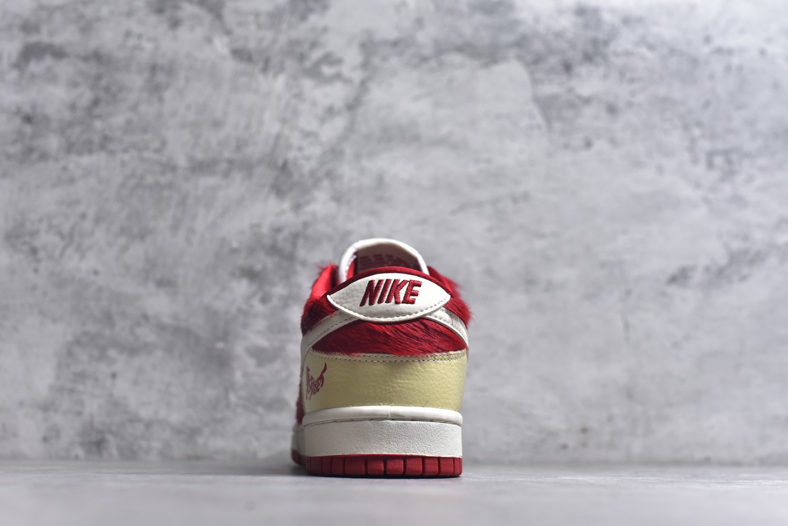 图片[5]-#马年定制限量发售❗️马到成功 🔥Nike SB Dunk Low“ 马年限定——白红马毛” 特殊定制材料 高端定制 低帮休闲板鞋 定制鞋盒 大厂纯原品质出货 超高清洁度 皮料切割干净无任何毛边 细节完美 货号：DS6608-020 尺码：36 36.5 37.5 38 38.5 39 40 40.5 41 42 42.5 43 44 44.5 45-选品中心