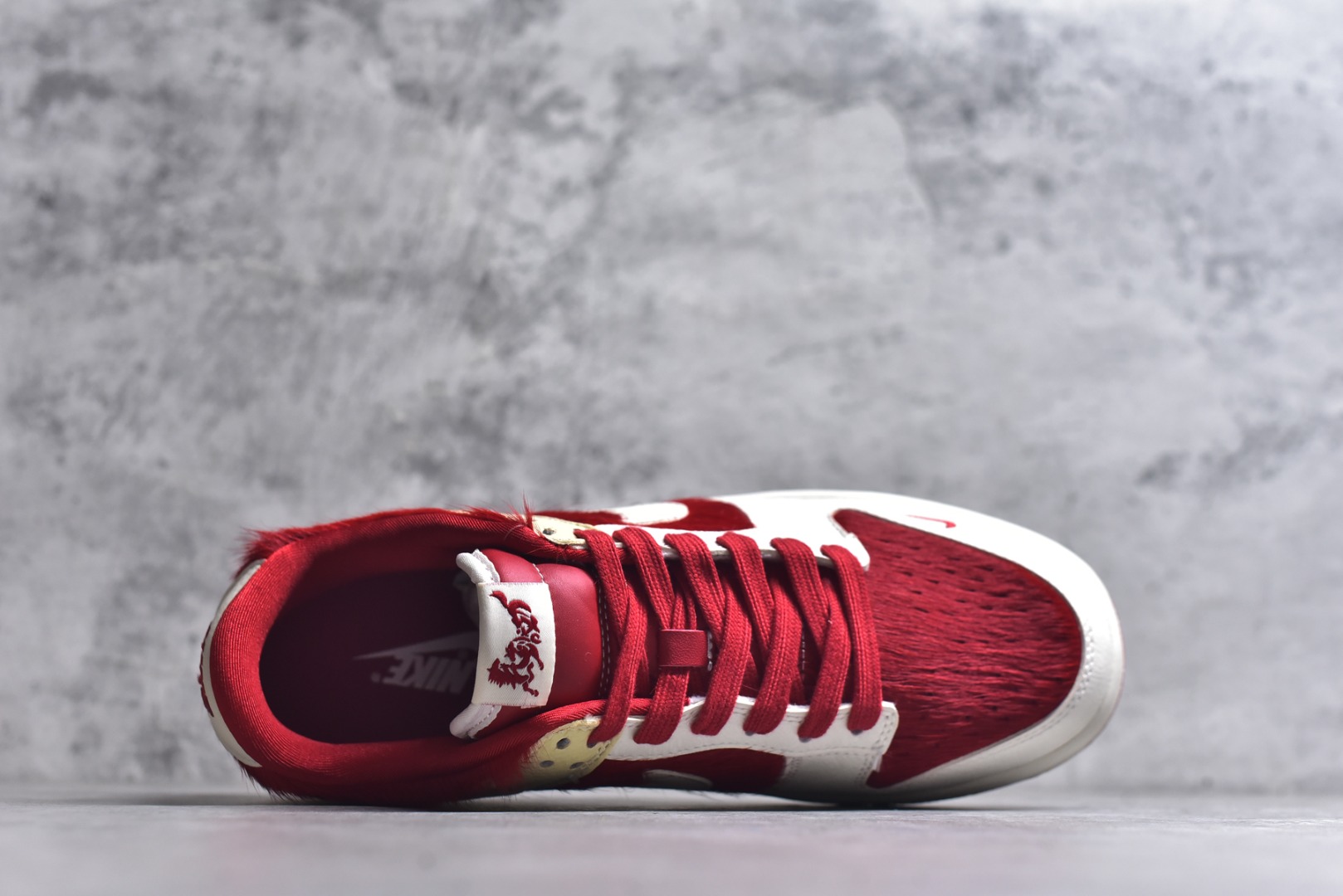 图片[4]-#马年定制限量发售❗️马到成功 🔥Nike SB Dunk Low“ 马年限定——白红马毛” 特殊定制材料 高端定制 低帮休闲板鞋 定制鞋盒 大厂纯原品质出货 超高清洁度 皮料切割干净无任何毛边 细节完美 货号：DS6608-020 尺码：36 36.5 37.5 38 38.5 39 40 40.5 41 42 42.5 43 44 44.5 45-选品中心