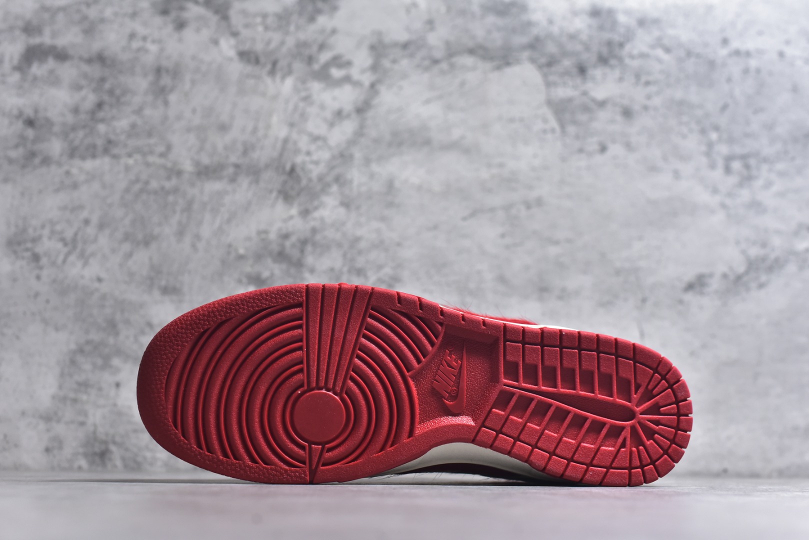 图片[6]-#马年定制限量发售❗️马到成功 🔥Nike SB Dunk Low“ 马年限定——白红马毛” 特殊定制材料 高端定制 低帮休闲板鞋 定制鞋盒 大厂纯原品质出货 超高清洁度 皮料切割干净无任何毛边 细节完美 货号：DS6608-020 尺码：36 36.5 37.5 38 38.5 39 40 40.5 41 42 42.5 43 44 44.5 45-选品中心