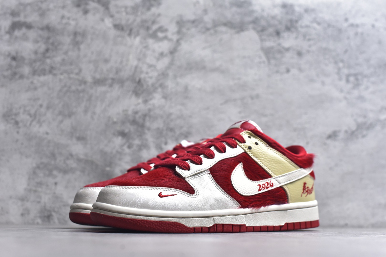 图片[2]-#马年定制限量发售❗️马到成功 🔥Nike SB Dunk Low“ 马年限定——白红马毛” 特殊定制材料 高端定制 低帮休闲板鞋 定制鞋盒 大厂纯原品质出货 超高清洁度 皮料切割干净无任何毛边 细节完美 货号：DS6608-020 尺码：36 36.5 37.5 38 38.5 39 40 40.5 41 42 42.5 43 44 44.5 45-选品中心