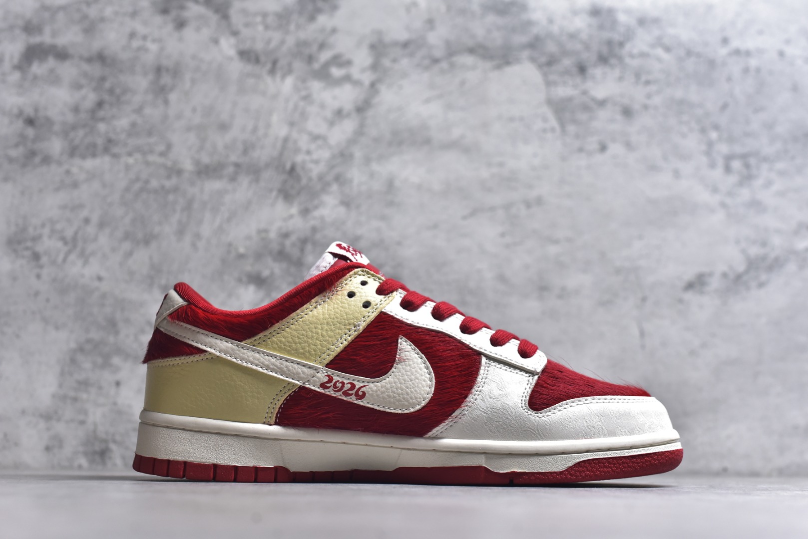 图片[3]-#马年定制限量发售❗️马到成功 🔥Nike SB Dunk Low“ 马年限定——白红马毛” 特殊定制材料 高端定制 低帮休闲板鞋 定制鞋盒 大厂纯原品质出货 超高清洁度 皮料切割干净无任何毛边 细节完美 货号：DS6608-020 尺码：36 36.5 37.5 38 38.5 39 40 40.5 41 42 42.5 43 44 44.5 45-选品中心
