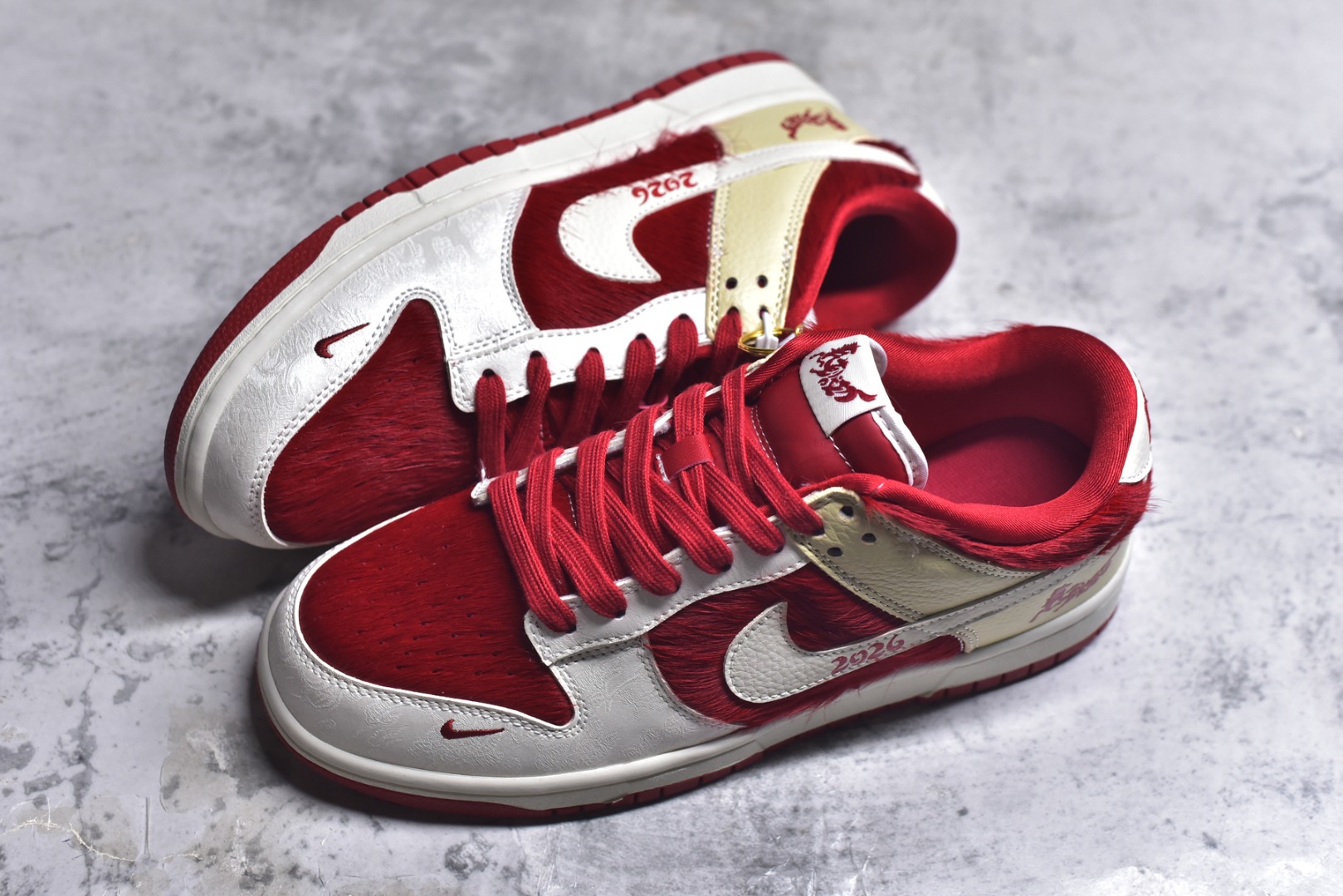 图片[7]-#马年定制限量发售❗️马到成功 🔥Nike SB Dunk Low“ 马年限定——白红马毛” 特殊定制材料 高端定制 低帮休闲板鞋 定制鞋盒 大厂纯原品质出货 超高清洁度 皮料切割干净无任何毛边 细节完美 货号：DS6608-020 尺码：36 36.5 37.5 38 38.5 39 40 40.5 41 42 42.5 43 44 44.5 45-选品中心