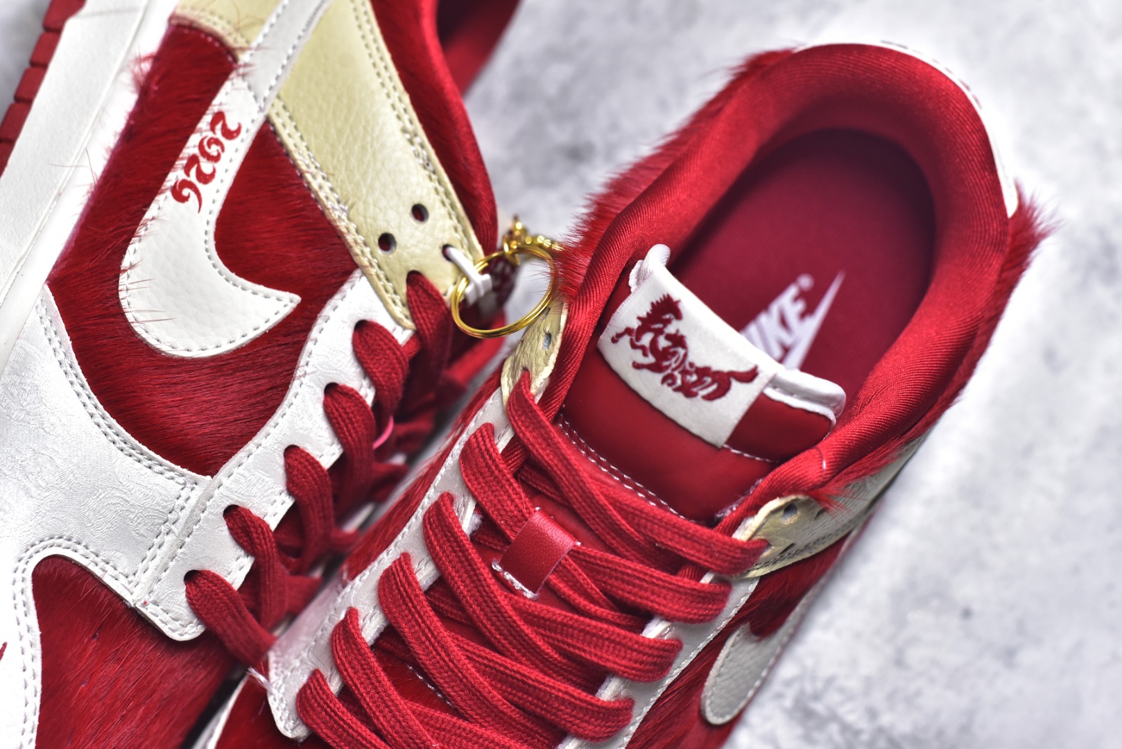 图片[9]-#马年定制限量发售❗️马到成功 🔥Nike SB Dunk Low“ 马年限定——白红马毛” 特殊定制材料 高端定制 低帮休闲板鞋 定制鞋盒 大厂纯原品质出货 超高清洁度 皮料切割干净无任何毛边 细节完美 货号：DS6608-020 尺码：36 36.5 37.5 38 38.5 39 40 40.5 41 42 42.5 43 44 44.5 45-选品中心