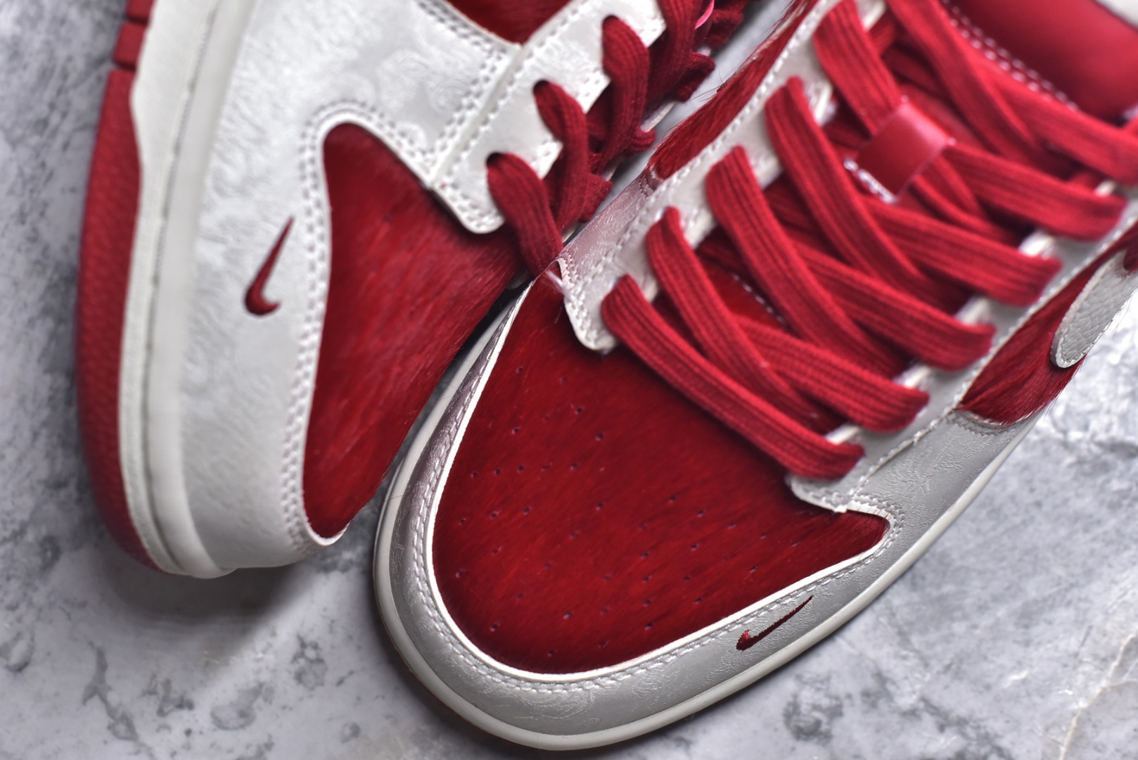 图片[8]-#马年定制限量发售❗️马到成功 🔥Nike SB Dunk Low“ 马年限定——白红马毛” 特殊定制材料 高端定制 低帮休闲板鞋 定制鞋盒 大厂纯原品质出货 超高清洁度 皮料切割干净无任何毛边 细节完美 货号：DS6608-020 尺码：36 36.5 37.5 38 38.5 39 40 40.5 41 42 42.5 43 44 44.5 45-选品中心