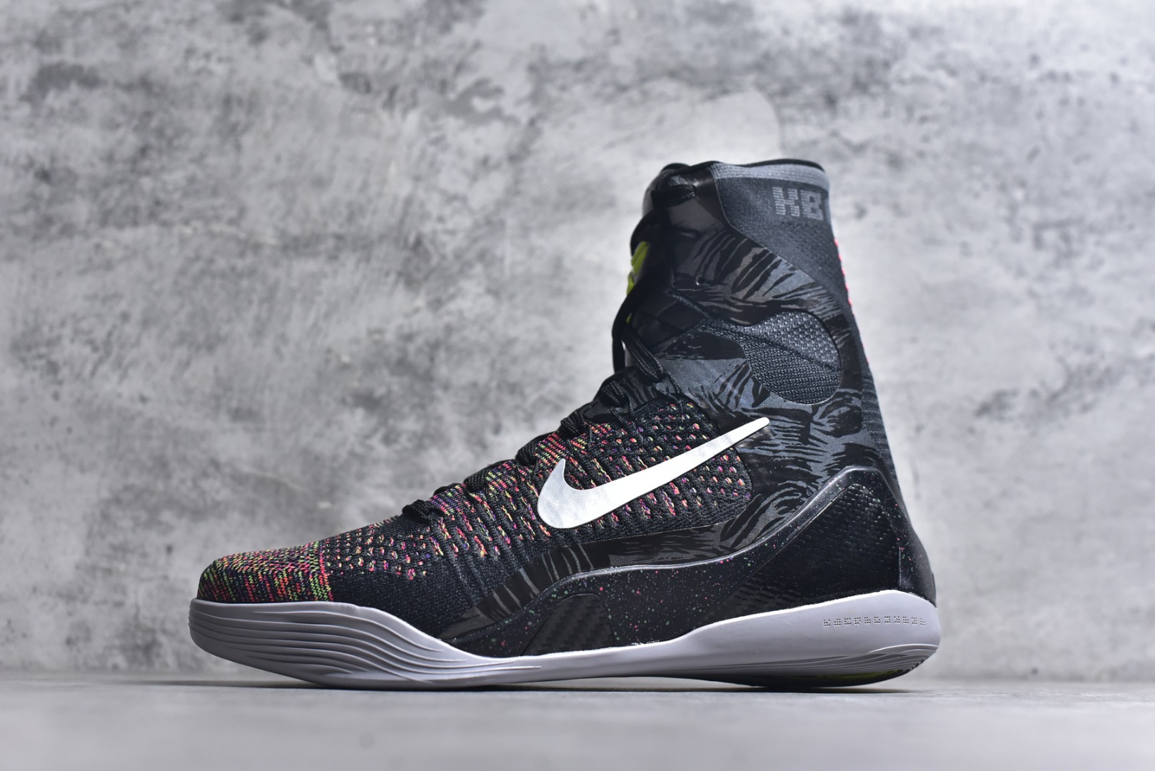 #灭世纯原 NK KOBE 9 ELITE PROTRO 科比9代精英高帮 大师之路 FZ7335-001 2025曼巴年🐍重磅新品 市场最强科比9代精英版 独家出货 ✅原楦打造灵动版型 鞋头➕腰身➕后跟 360°无死角 ✅原厂工艺3层立体编织flyknit鞋面 厚度同步ZP吊打市场“纯原” ✅原厂碳板加持 立体感区分市场货品 ✅区分市场货品🌪过验级拉帮细节 ✅内置全新复刻版中底鞋垫 REACT缓震 密度增加抗衰减 ✅针对海外市场增加 47.5 满足精英选手实战需求 最强科9 灭世制造 用实力让情怀落地 👊🏻 实拍调校N版已经零色差零失真 百分百还原实物色彩所见即所得 不存在货不对板色差等低级问题 选购参考实物拍摄 不混卖不参货 只用心做好货严格选品 承诺混一赔十 尺码：39 40 40.5 41 42 42.5 43 44 44.5 45 46 47.5-选品中心