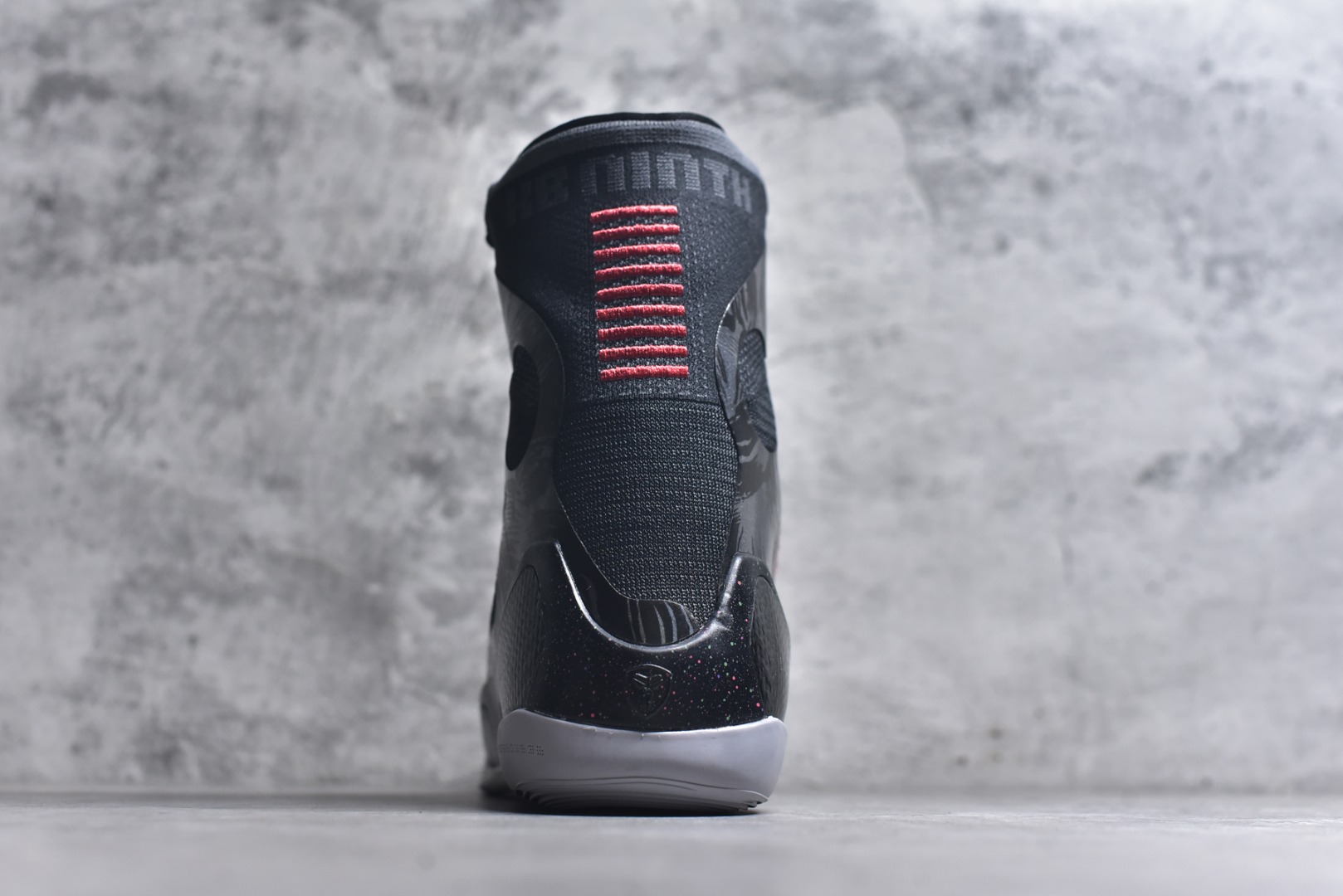 图片[5]-#灭世纯原 NK KOBE 9 ELITE PROTRO 科比9代精英高帮 大师之路 FZ7335-001 2025曼巴年🐍重磅新品 市场最强科比9代精英版 独家出货 ✅原楦打造灵动版型 鞋头➕腰身➕后跟 360°无死角 ✅原厂工艺3层立体编织flyknit鞋面 厚度同步ZP吊打市场“纯原” ✅原厂碳板加持 立体感区分市场货品 ✅区分市场货品🌪过验级拉帮细节 ✅内置全新复刻版中底鞋垫 REACT缓震 密度增加抗衰减 ✅针对海外市场增加 47.5 满足精英选手实战需求 最强科9 灭世制造 用实力让情怀落地 👊🏻 实拍调校N版已经零色差零失真 百分百还原实物色彩所见即所得 不存在货不对板色差等低级问题 选购参考实物拍摄 不混卖不参货 只用心做好货严格选品 承诺混一赔十 尺码：39 40 40.5 41 42 42.5 43 44 44.5 45 46 47.5-选品中心