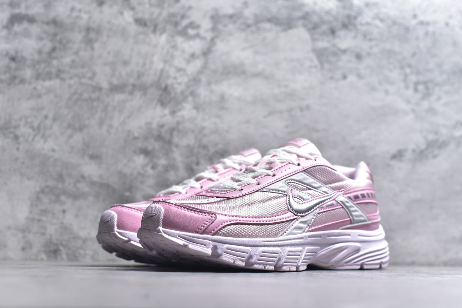 图片[2]-#NK Initiator 创始者系列 复古运动舒适网布休闲跑步鞋 Ins爆火全新韩系古着风 回味经典 采用透气网眼鞋面和支撑覆盖层 自然运动设计的Phlyon中底用于缓冲 BRS 1000碳橡胶外底具有轻质柔韧性 牵引力和耐用性 货号：IB4339-024 尺码：36 36.5 37.5 38 38.5 39 40 40.5 41-选品中心