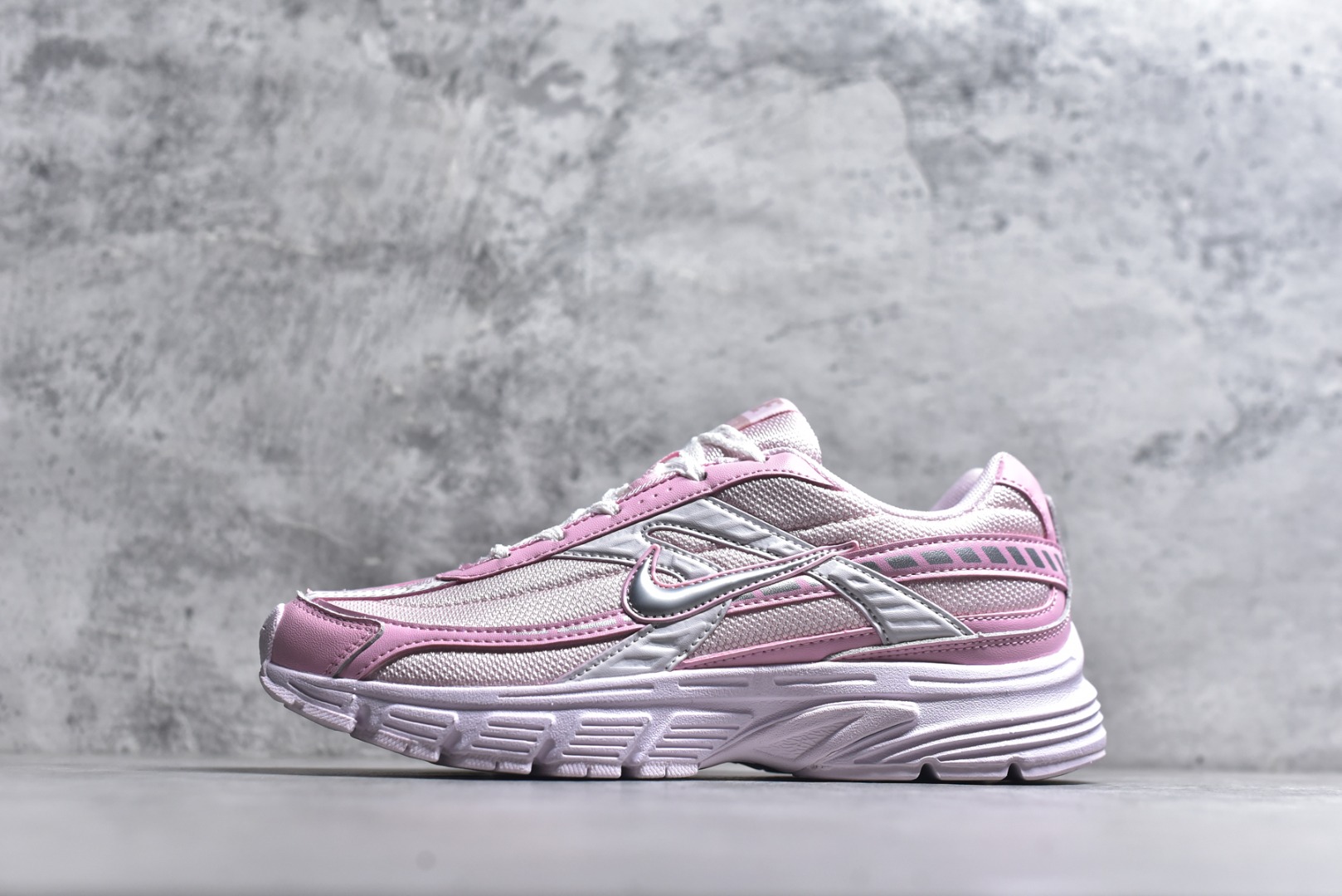 #NK Initiator 创始者系列 复古运动舒适网布休闲跑步鞋 Ins爆火全新韩系古着风 回味经典 采用透气网眼鞋面和支撑覆盖层 自然运动设计的Phlyon中底用于缓冲 BRS 1000碳橡胶外底具有轻质柔韧性 牵引力和耐用性 货号：IB4339-024 尺码：36 36.5 37.5 38 38.5 39 40 40.5 41-选品中心