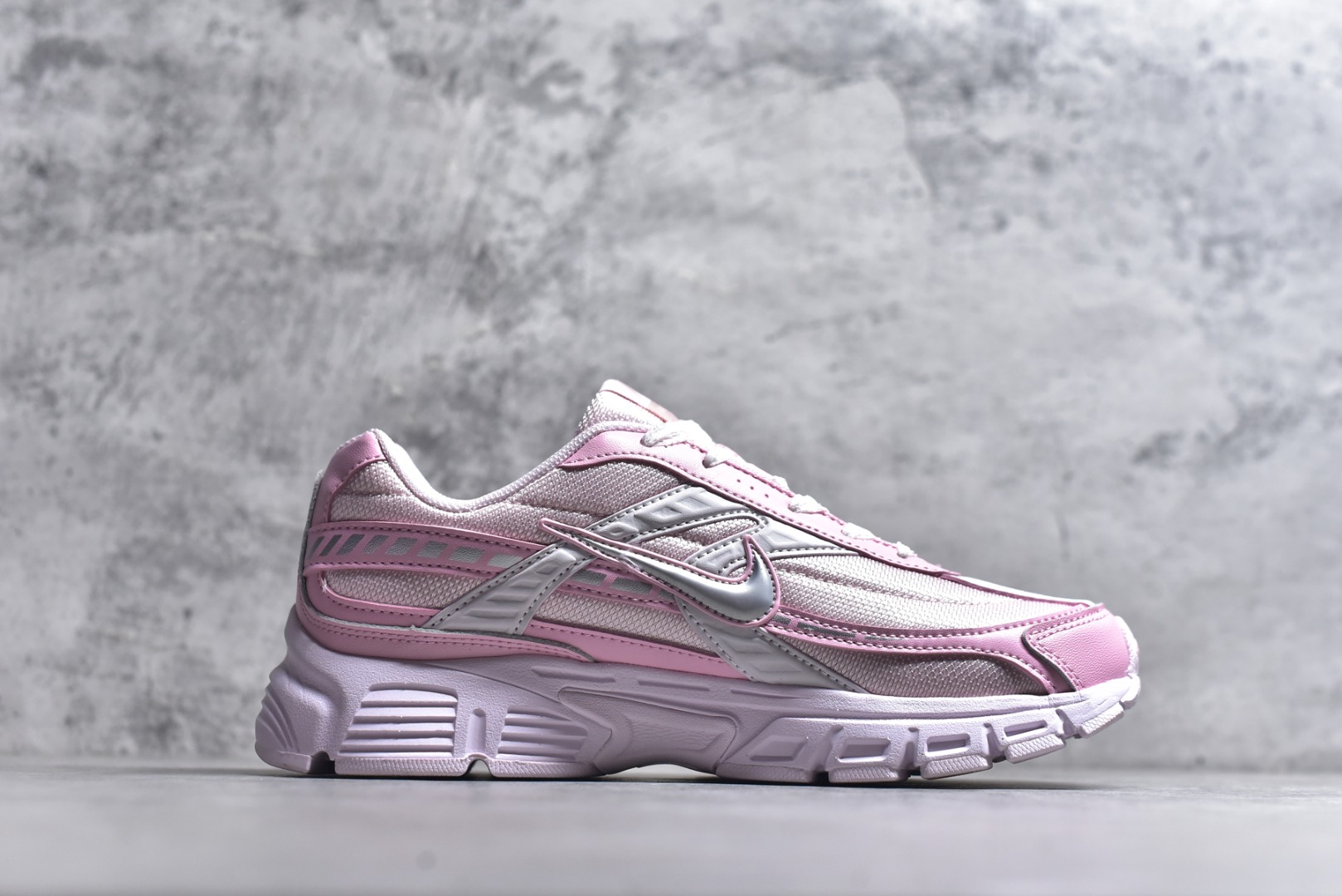 图片[3]-#NK Initiator 创始者系列 复古运动舒适网布休闲跑步鞋 Ins爆火全新韩系古着风 回味经典 采用透气网眼鞋面和支撑覆盖层 自然运动设计的Phlyon中底用于缓冲 BRS 1000碳橡胶外底具有轻质柔韧性 牵引力和耐用性 货号：IB4339-024 尺码：36 36.5 37.5 38 38.5 39 40 40.5 41-选品中心