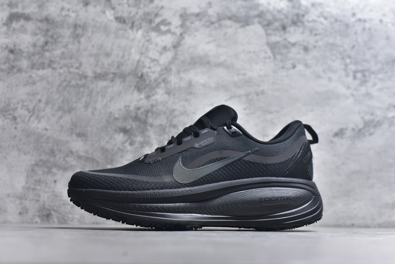 #Nike VOMERO 18 GTX 耐克 舒适减震防滑 低帮跑步鞋 正确组合大底 正确真正gtx防水鞋面 全掌ReactX泡绵中底 前掌和后跟还配备了Air Zoom气垫单元 据说跑起来更快更舒适哦 这次最大的升级点 首次引入了ReactX泡绵 货号：HQ7001-001 尺码：36-45-选品中心