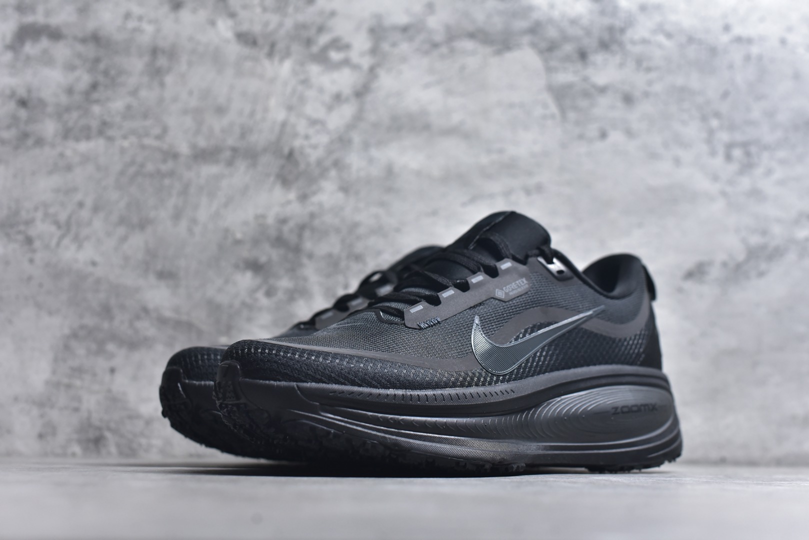 图片[2]-#Nike VOMERO 18 GTX 耐克 舒适减震防滑 低帮跑步鞋 正确组合大底 正确真正gtx防水鞋面 全掌ReactX泡绵中底 前掌和后跟还配备了Air Zoom气垫单元 据说跑起来更快更舒适哦 这次最大的升级点 首次引入了ReactX泡绵 货号：HQ7001-001 尺码：36-45-选品中心