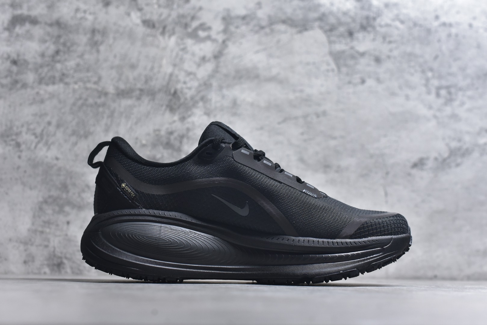 图片[3]-#Nike VOMERO 18 GTX 耐克 舒适减震防滑 低帮跑步鞋 正确组合大底 正确真正gtx防水鞋面 全掌ReactX泡绵中底 前掌和后跟还配备了Air Zoom气垫单元 据说跑起来更快更舒适哦 这次最大的升级点 首次引入了ReactX泡绵 货号：HQ7001-001 尺码：36-45-选品中心