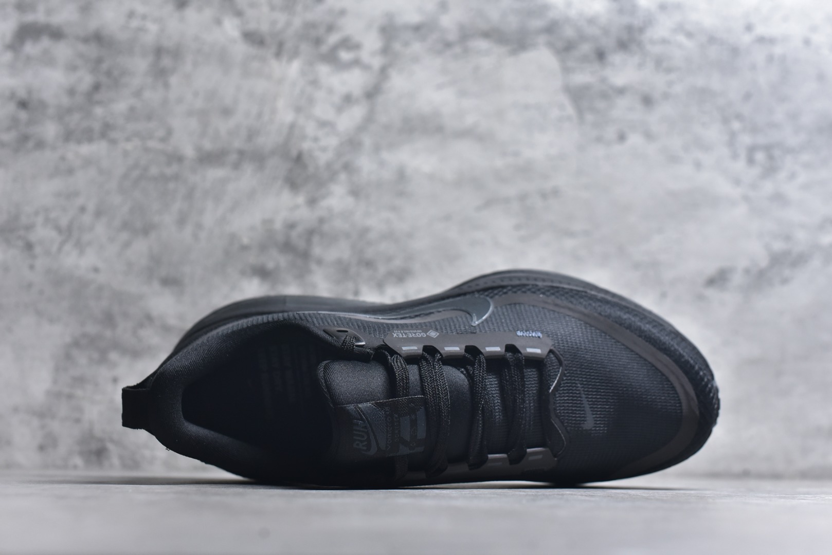 图片[4]-#Nike VOMERO 18 GTX 耐克 舒适减震防滑 低帮跑步鞋 正确组合大底 正确真正gtx防水鞋面 全掌ReactX泡绵中底 前掌和后跟还配备了Air Zoom气垫单元 据说跑起来更快更舒适哦 这次最大的升级点 首次引入了ReactX泡绵 货号：HQ7001-001 尺码：36-45-选品中心