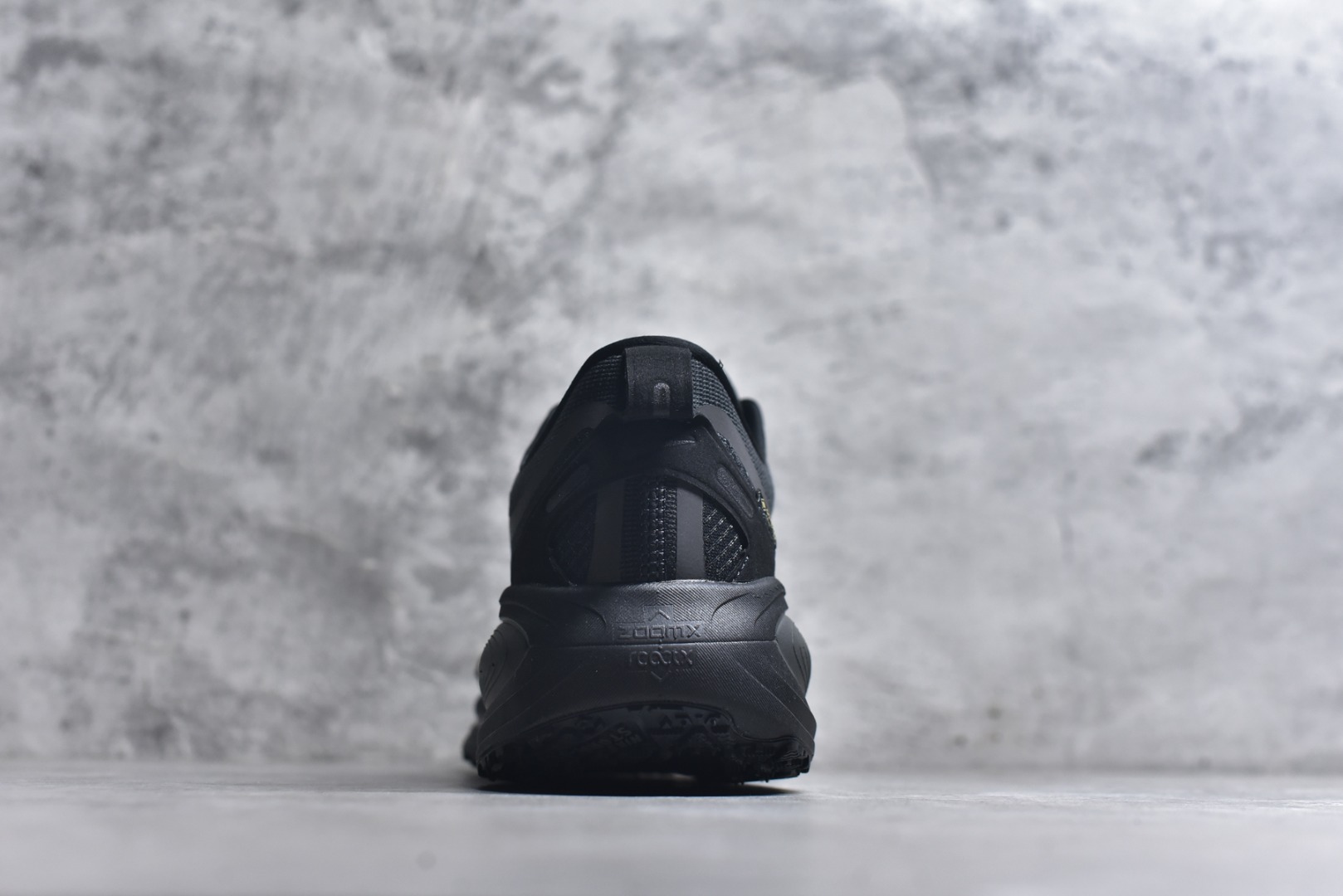 图片[5]-#Nike VOMERO 18 GTX 耐克 舒适减震防滑 低帮跑步鞋 正确组合大底 正确真正gtx防水鞋面 全掌ReactX泡绵中底 前掌和后跟还配备了Air Zoom气垫单元 据说跑起来更快更舒适哦 这次最大的升级点 首次引入了ReactX泡绵 货号：HQ7001-001 尺码：36-45-选品中心