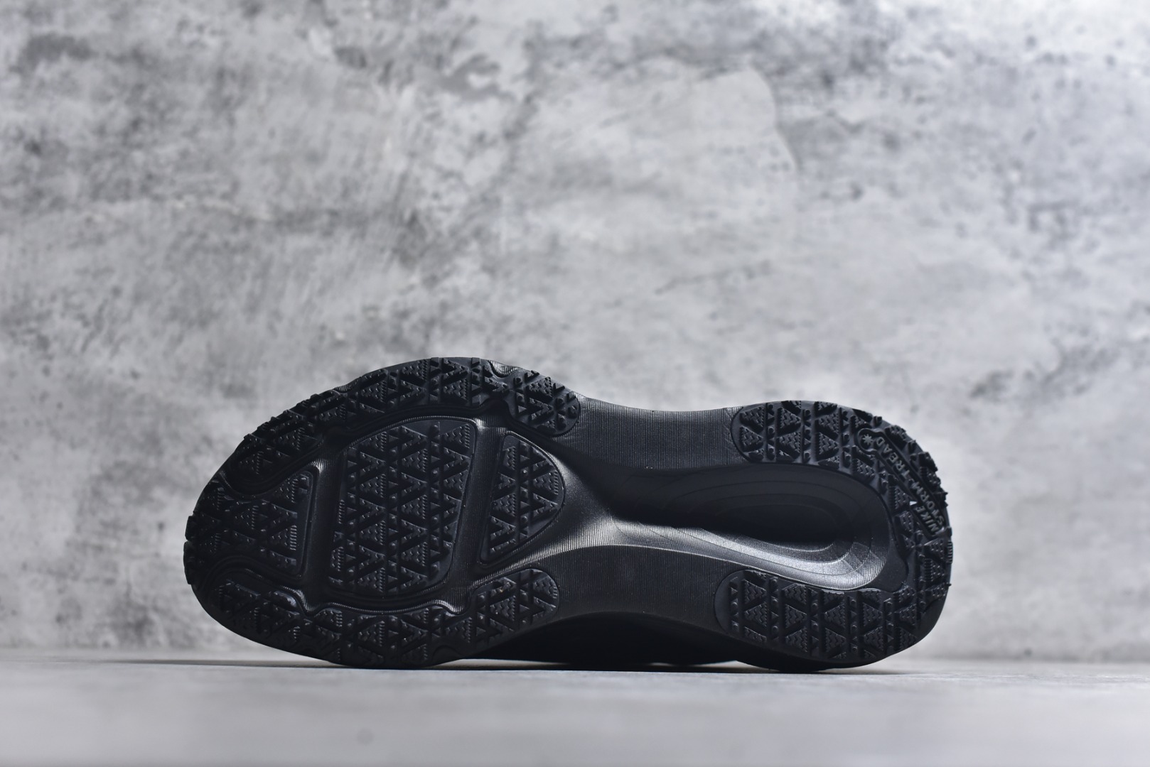 图片[6]-#Nike VOMERO 18 GTX 耐克 舒适减震防滑 低帮跑步鞋 正确组合大底 正确真正gtx防水鞋面 全掌ReactX泡绵中底 前掌和后跟还配备了Air Zoom气垫单元 据说跑起来更快更舒适哦 这次最大的升级点 首次引入了ReactX泡绵 货号：HQ7001-001 尺码：36-45-选品中心