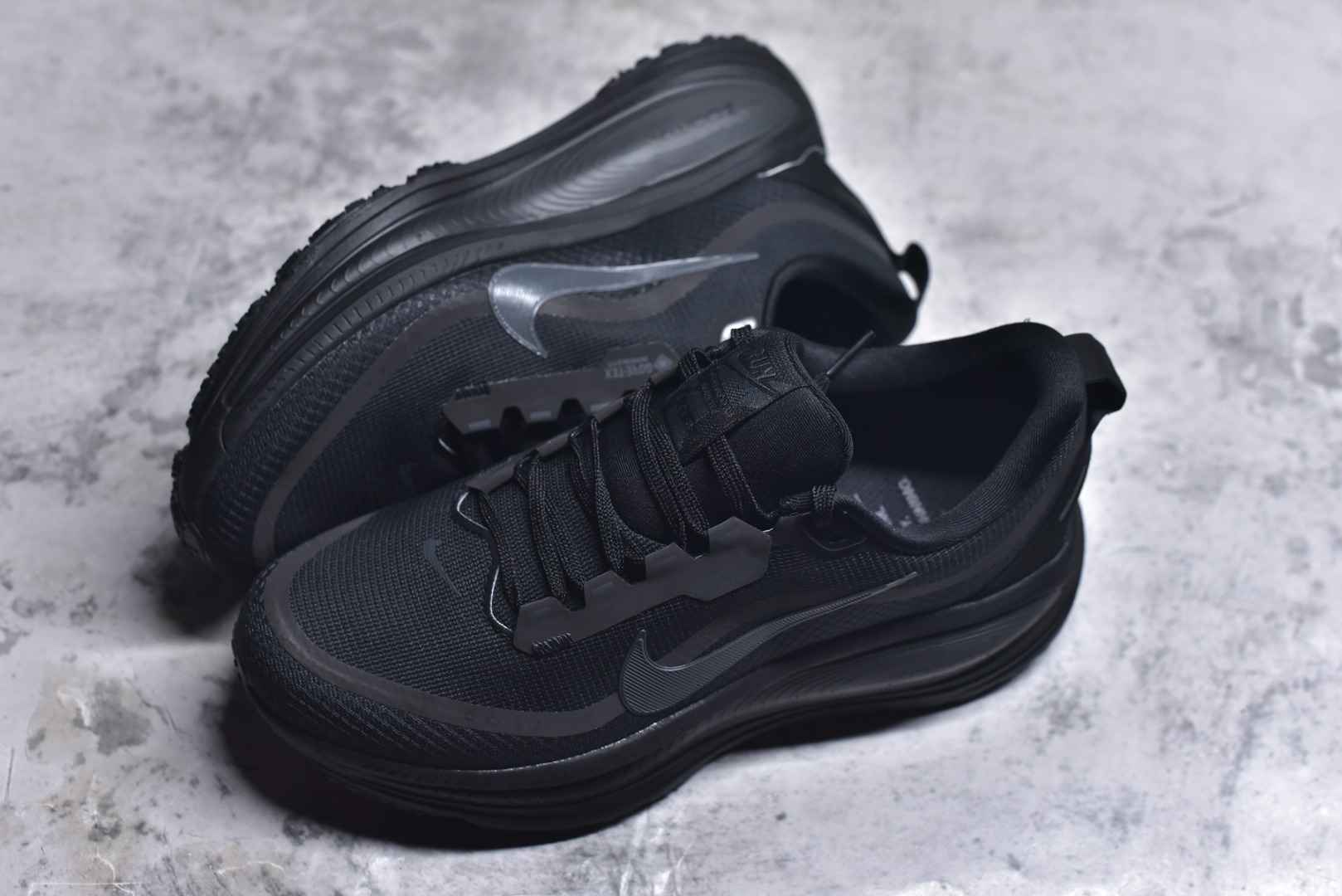 图片[7]-#Nike VOMERO 18 GTX 耐克 舒适减震防滑 低帮跑步鞋 正确组合大底 正确真正gtx防水鞋面 全掌ReactX泡绵中底 前掌和后跟还配备了Air Zoom气垫单元 据说跑起来更快更舒适哦 这次最大的升级点 首次引入了ReactX泡绵 货号：HQ7001-001 尺码：36-45-选品中心