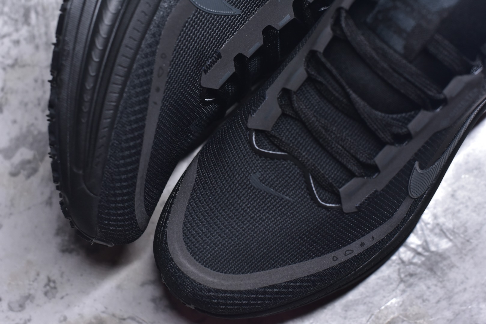 图片[8]-#Nike VOMERO 18 GTX 耐克 舒适减震防滑 低帮跑步鞋 正确组合大底 正确真正gtx防水鞋面 全掌ReactX泡绵中底 前掌和后跟还配备了Air Zoom气垫单元 据说跑起来更快更舒适哦 这次最大的升级点 首次引入了ReactX泡绵 货号：HQ7001-001 尺码：36-45-选品中心