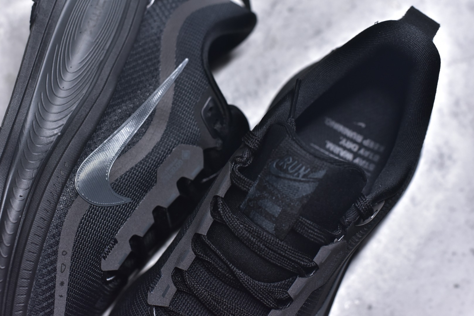 图片[9]-#Nike VOMERO 18 GTX 耐克 舒适减震防滑 低帮跑步鞋 正确组合大底 正确真正gtx防水鞋面 全掌ReactX泡绵中底 前掌和后跟还配备了Air Zoom气垫单元 据说跑起来更快更舒适哦 这次最大的升级点 首次引入了ReactX泡绵 货号：HQ7001-001 尺码：36-45-选品中心