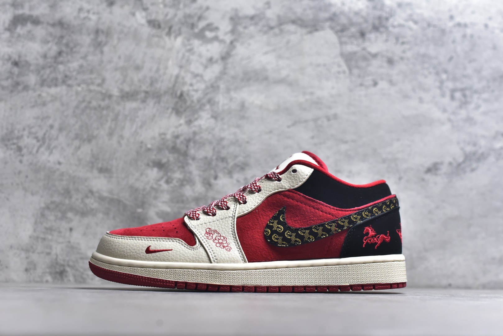 #2026新款定制限量发售❗️高端定制Air Jordan 1 Low AJ1 乔1“ 马年限定------黑红” #定制鞋盒 高端定制 低帮休闲板鞋 定制鞋盒 大厂纯原品质出货 超高清洁度 皮料切割干净无任何毛边 细节完美 货号：LD8888-013 尺码：36 36.5 37.5 38 38.5 39 40 40.5 41 42 42.5 43 44 44.5 45-选品中心