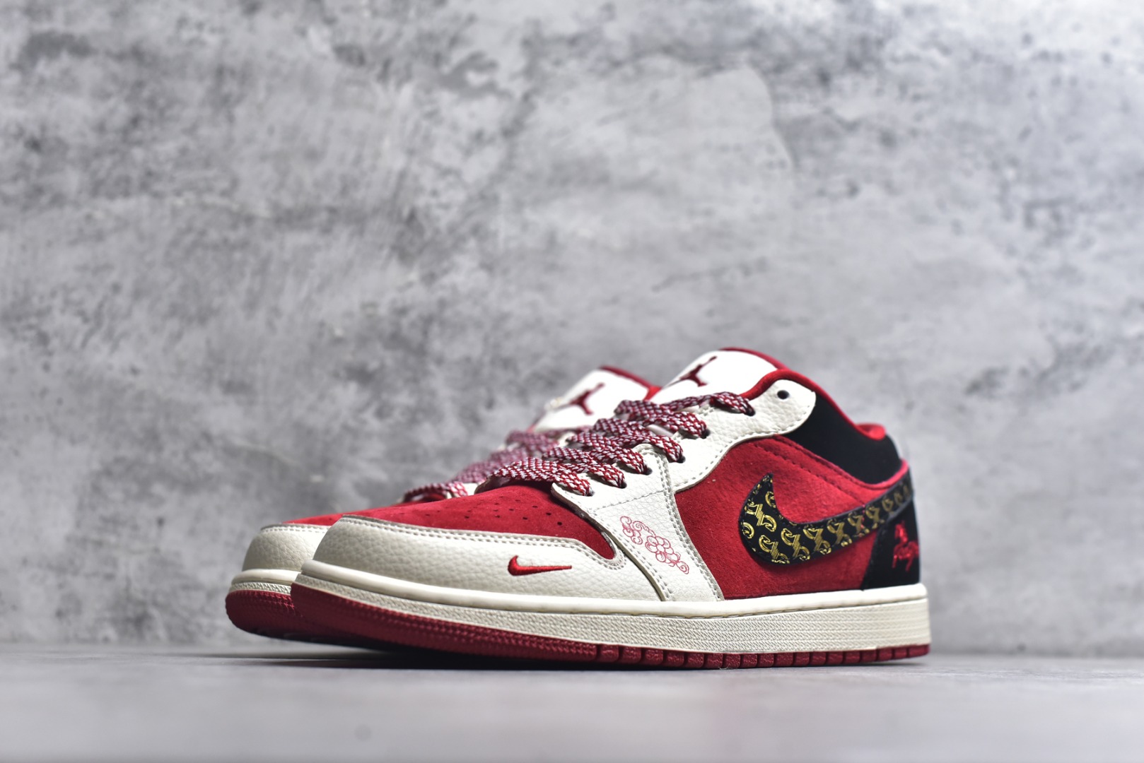图片[2]-#2026新款定制限量发售❗️高端定制Air Jordan 1 Low AJ1 乔1“ 马年限定——黑红” #定制鞋盒 高端定制 低帮休闲板鞋 定制鞋盒 大厂纯原品质出货 超高清洁度 皮料切割干净无任何毛边 细节完美 货号：LD8888-013 尺码：36 36.5 37.5 38 38.5 39 40 40.5 41 42 42.5 43 44 44.5 45-选品中心