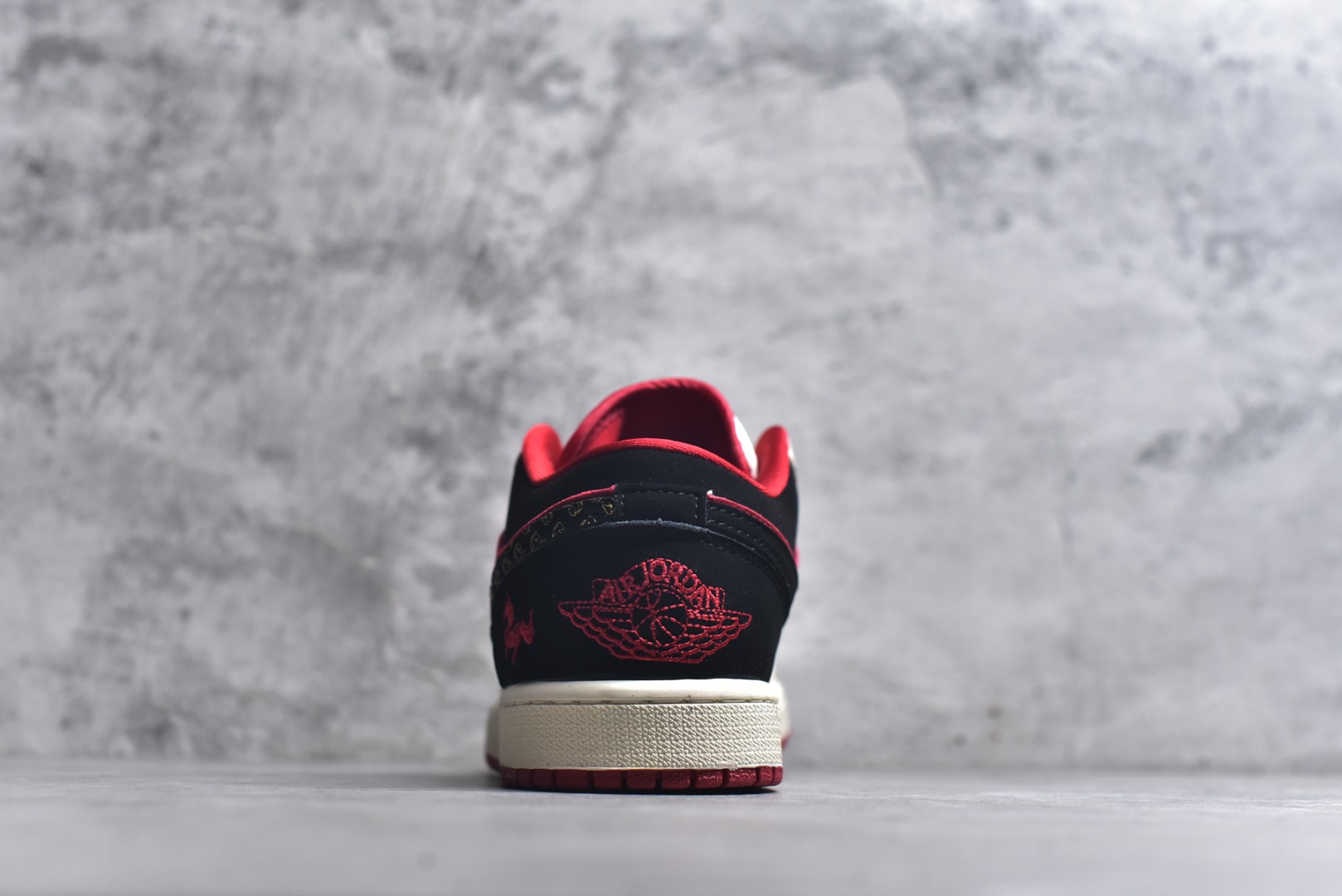 图片[5]-#2026新款定制限量发售❗️高端定制Air Jordan 1 Low AJ1 乔1“ 马年限定——黑红” #定制鞋盒 高端定制 低帮休闲板鞋 定制鞋盒 大厂纯原品质出货 超高清洁度 皮料切割干净无任何毛边 细节完美 货号：LD8888-013 尺码：36 36.5 37.5 38 38.5 39 40 40.5 41 42 42.5 43 44 44.5 45-选品中心