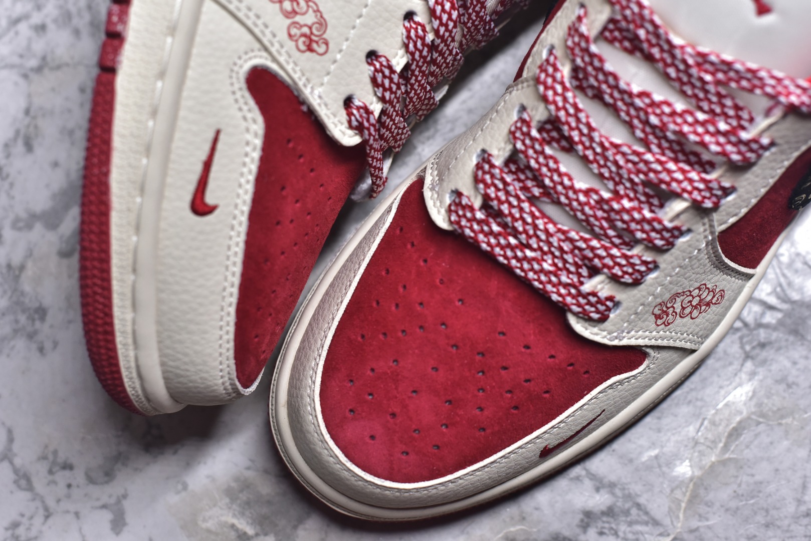 图片[8]-#2026新款定制限量发售❗️高端定制Air Jordan 1 Low AJ1 乔1“ 马年限定——黑红” #定制鞋盒 高端定制 低帮休闲板鞋 定制鞋盒 大厂纯原品质出货 超高清洁度 皮料切割干净无任何毛边 细节完美 货号：LD8888-013 尺码：36 36.5 37.5 38 38.5 39 40 40.5 41 42 42.5 43 44 44.5 45-选品中心