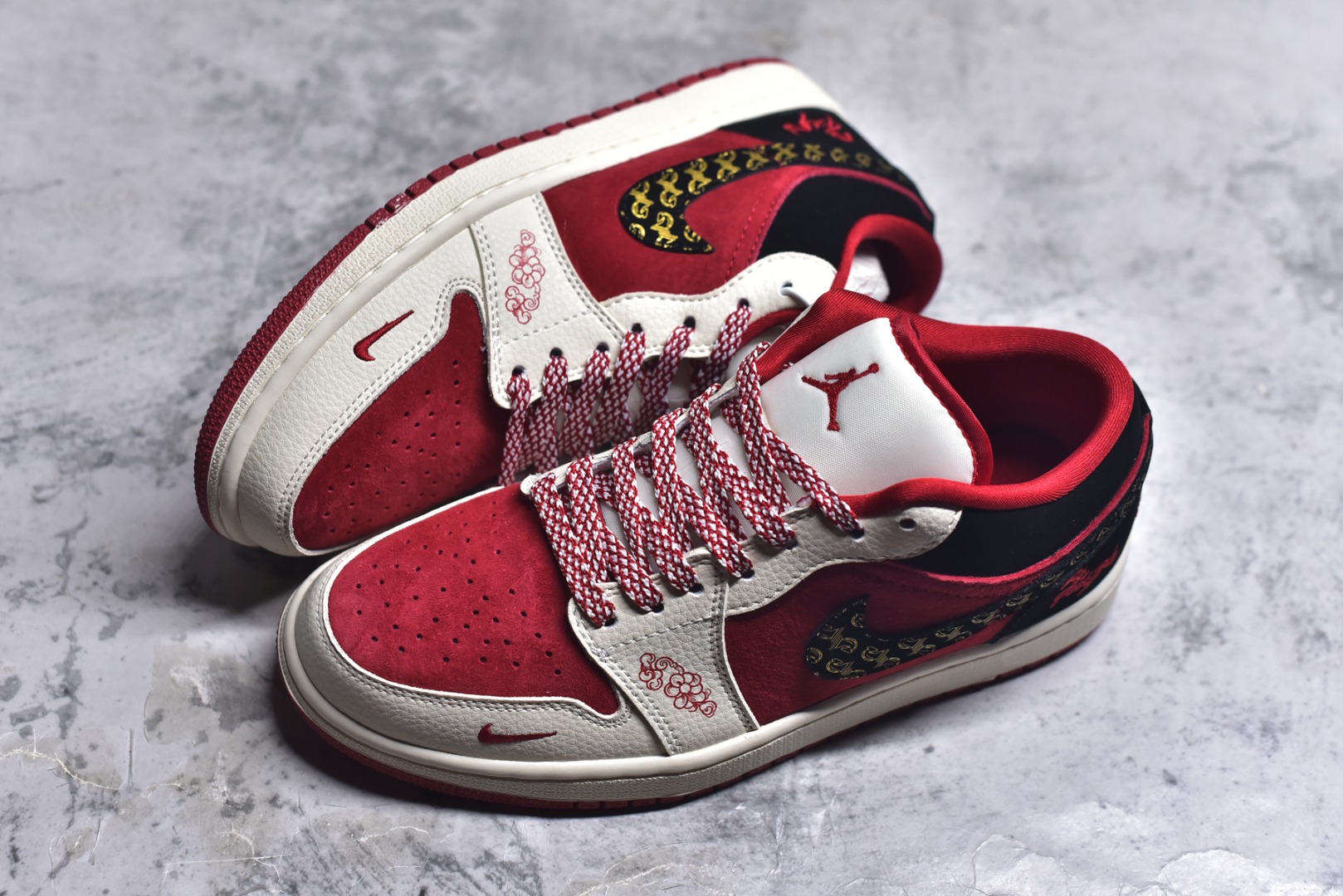 图片[7]-#2026新款定制限量发售❗️高端定制Air Jordan 1 Low AJ1 乔1“ 马年限定——黑红” #定制鞋盒 高端定制 低帮休闲板鞋 定制鞋盒 大厂纯原品质出货 超高清洁度 皮料切割干净无任何毛边 细节完美 货号：LD8888-013 尺码：36 36.5 37.5 38 38.5 39 40 40.5 41 42 42.5 43 44 44.5 45-选品中心