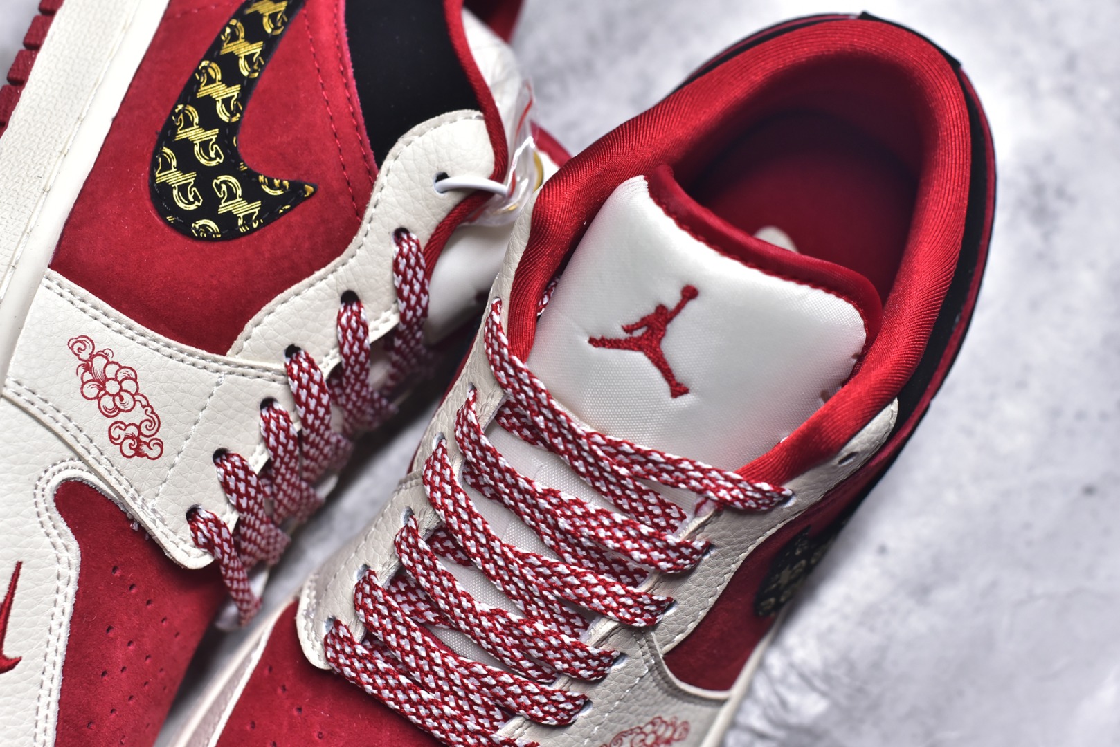 图片[9]-#2026新款定制限量发售❗️高端定制Air Jordan 1 Low AJ1 乔1“ 马年限定——黑红” #定制鞋盒 高端定制 低帮休闲板鞋 定制鞋盒 大厂纯原品质出货 超高清洁度 皮料切割干净无任何毛边 细节完美 货号：LD8888-013 尺码：36 36.5 37.5 38 38.5 39 40 40.5 41 42 42.5 43 44 44.5 45-选品中心