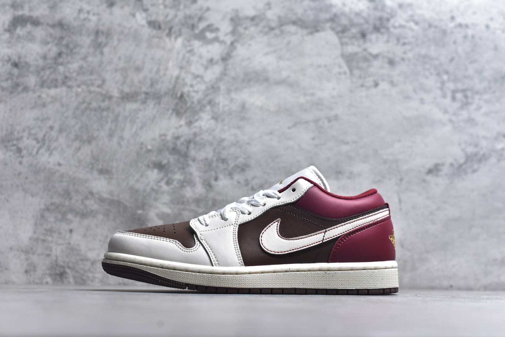 #Air Jordan AJ1 Low 低帮 IR7600-211 全新流水线出品 DT版本唯一平替选择 市场第二梯队最强版 全部原鞋开发 原楦原纸板开发 全鞋电脑针车 原厂内置全掌气垫 原盒内在原标 唯一Zp原版鞋带绑法 免检产品 全新2022版型 全头层皮料 完美零毛边处理 原厂配置全掌气垫 价格定位良心 几十个配色陆续出货 实拍调校N版已经零色差零失真 百分百还原实物色彩所见即所得 不存在货不对板色差等低级问题 选购参考实物拍摄 不混卖不参货 只用心做好货严格选品 承诺混一赔十 尺码：36 36.5 37.5 38 38.5 39 40 40.5 41 42 42.5 43 44 44.5 45-选品中心