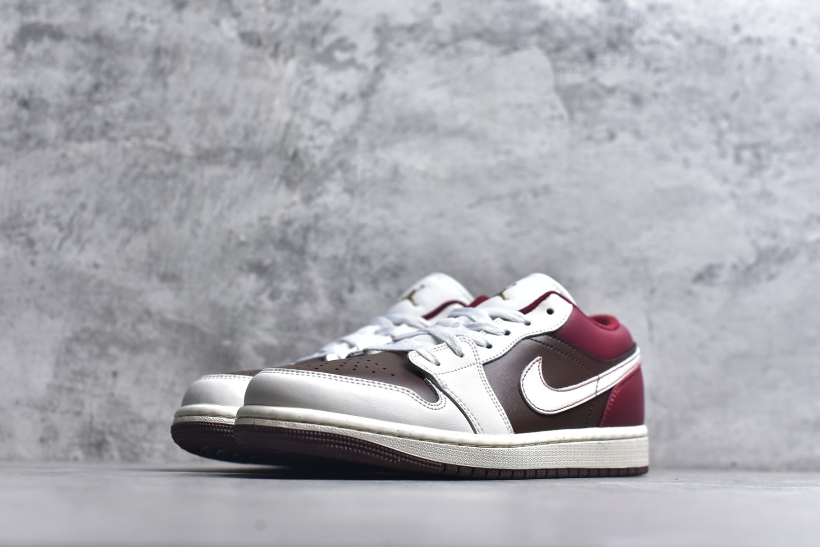图片[2]-#Air Jordan AJ1 Low 低帮 IR7600-211 全新流水线出品 DT版本唯一平替选择 市场第二梯队最强版 全部原鞋开发 原楦原纸板开发 全鞋电脑针车 原厂内置全掌气垫 原盒内在原标 唯一Zp原版鞋带绑法 免检产品 全新2022版型 全头层皮料 完美零毛边处理 原厂配置全掌气垫 价格定位良心 几十个配色陆续出货 实拍调校N版已经零色差零失真 百分百还原实物色彩所见即所得 不存在货不对板色差等低级问题 选购参考实物拍摄 不混卖不参货 只用心做好货严格选品 承诺混一赔十 尺码：36 36.5 37.5 38 38.5 39 40 40.5 41 42 42.5 43 44 44.5 45-选品中心