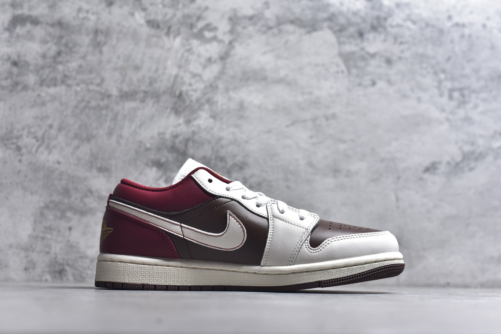 图片[3]-#Air Jordan AJ1 Low 低帮 IR7600-211 全新流水线出品 DT版本唯一平替选择 市场第二梯队最强版 全部原鞋开发 原楦原纸板开发 全鞋电脑针车 原厂内置全掌气垫 原盒内在原标 唯一Zp原版鞋带绑法 免检产品 全新2022版型 全头层皮料 完美零毛边处理 原厂配置全掌气垫 价格定位良心 几十个配色陆续出货 实拍调校N版已经零色差零失真 百分百还原实物色彩所见即所得 不存在货不对板色差等低级问题 选购参考实物拍摄 不混卖不参货 只用心做好货严格选品 承诺混一赔十 尺码：36 36.5 37.5 38 38.5 39 40 40.5 41 42 42.5 43 44 44.5 45-选品中心