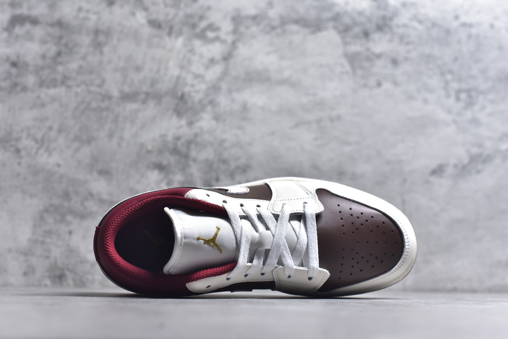 图片[4]-#Air Jordan AJ1 Low 低帮 IR7600-211 全新流水线出品 DT版本唯一平替选择 市场第二梯队最强版 全部原鞋开发 原楦原纸板开发 全鞋电脑针车 原厂内置全掌气垫 原盒内在原标 唯一Zp原版鞋带绑法 免检产品 全新2022版型 全头层皮料 完美零毛边处理 原厂配置全掌气垫 价格定位良心 几十个配色陆续出货 实拍调校N版已经零色差零失真 百分百还原实物色彩所见即所得 不存在货不对板色差等低级问题 选购参考实物拍摄 不混卖不参货 只用心做好货严格选品 承诺混一赔十 尺码：36 36.5 37.5 38 38.5 39 40 40.5 41 42 42.5 43 44 44.5 45-选品中心