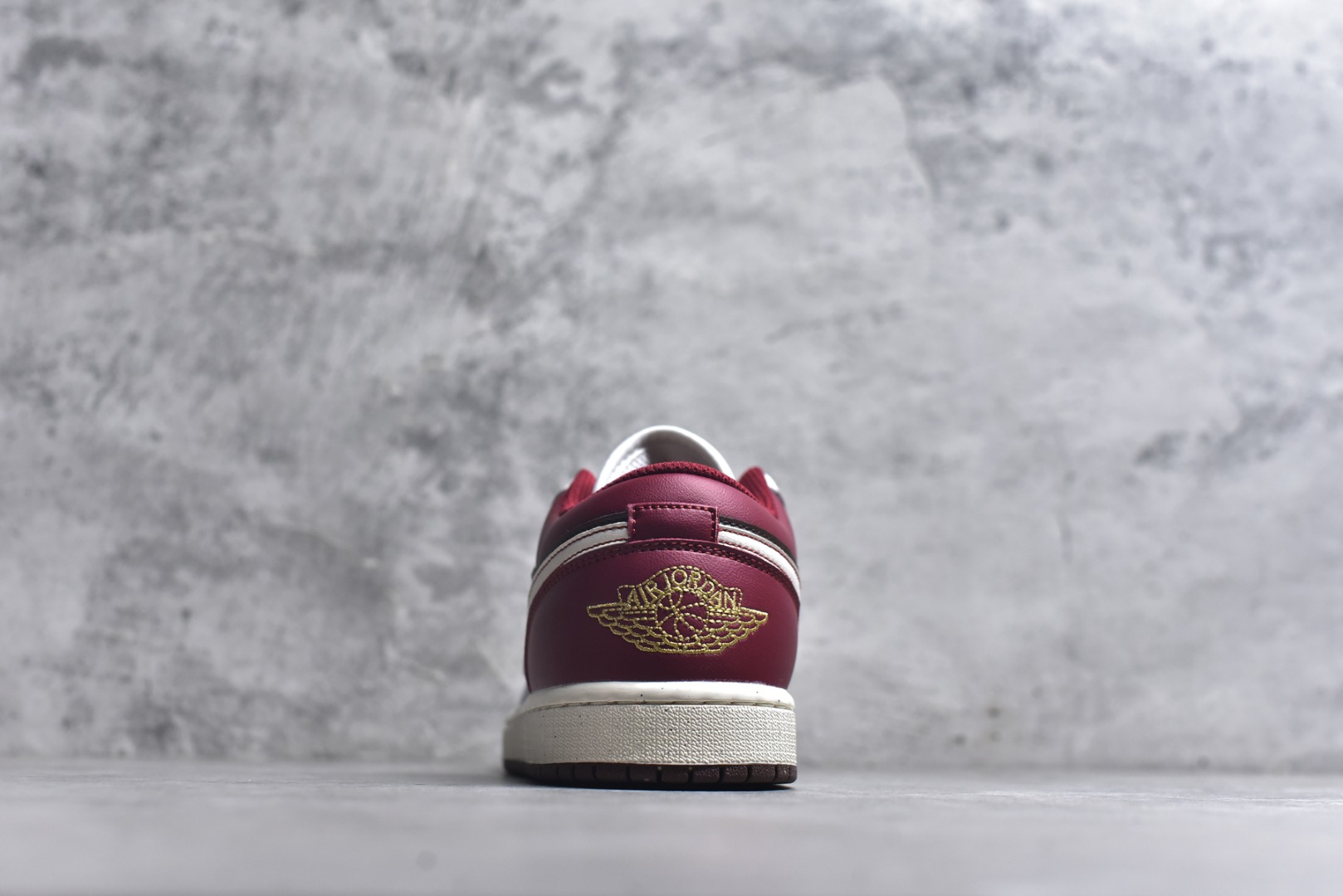 图片[5]-#Air Jordan AJ1 Low 低帮 IR7600-211 全新流水线出品 DT版本唯一平替选择 市场第二梯队最强版 全部原鞋开发 原楦原纸板开发 全鞋电脑针车 原厂内置全掌气垫 原盒内在原标 唯一Zp原版鞋带绑法 免检产品 全新2022版型 全头层皮料 完美零毛边处理 原厂配置全掌气垫 价格定位良心 几十个配色陆续出货 实拍调校N版已经零色差零失真 百分百还原实物色彩所见即所得 不存在货不对板色差等低级问题 选购参考实物拍摄 不混卖不参货 只用心做好货严格选品 承诺混一赔十 尺码：36 36.5 37.5 38 38.5 39 40 40.5 41 42 42.5 43 44 44.5 45-选品中心
