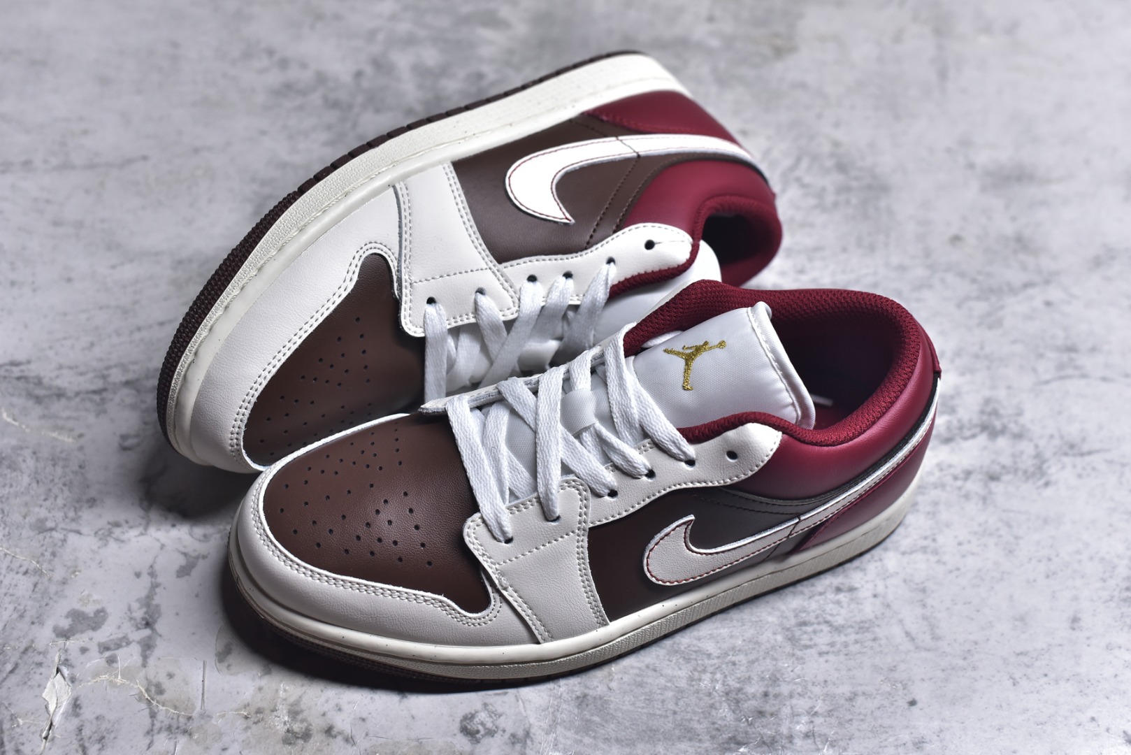 图片[7]-#Air Jordan AJ1 Low 低帮 IR7600-211 全新流水线出品 DT版本唯一平替选择 市场第二梯队最强版 全部原鞋开发 原楦原纸板开发 全鞋电脑针车 原厂内置全掌气垫 原盒内在原标 唯一Zp原版鞋带绑法 免检产品 全新2022版型 全头层皮料 完美零毛边处理 原厂配置全掌气垫 价格定位良心 几十个配色陆续出货 实拍调校N版已经零色差零失真 百分百还原实物色彩所见即所得 不存在货不对板色差等低级问题 选购参考实物拍摄 不混卖不参货 只用心做好货严格选品 承诺混一赔十 尺码：36 36.5 37.5 38 38.5 39 40 40.5 41 42 42.5 43 44 44.5 45-选品中心