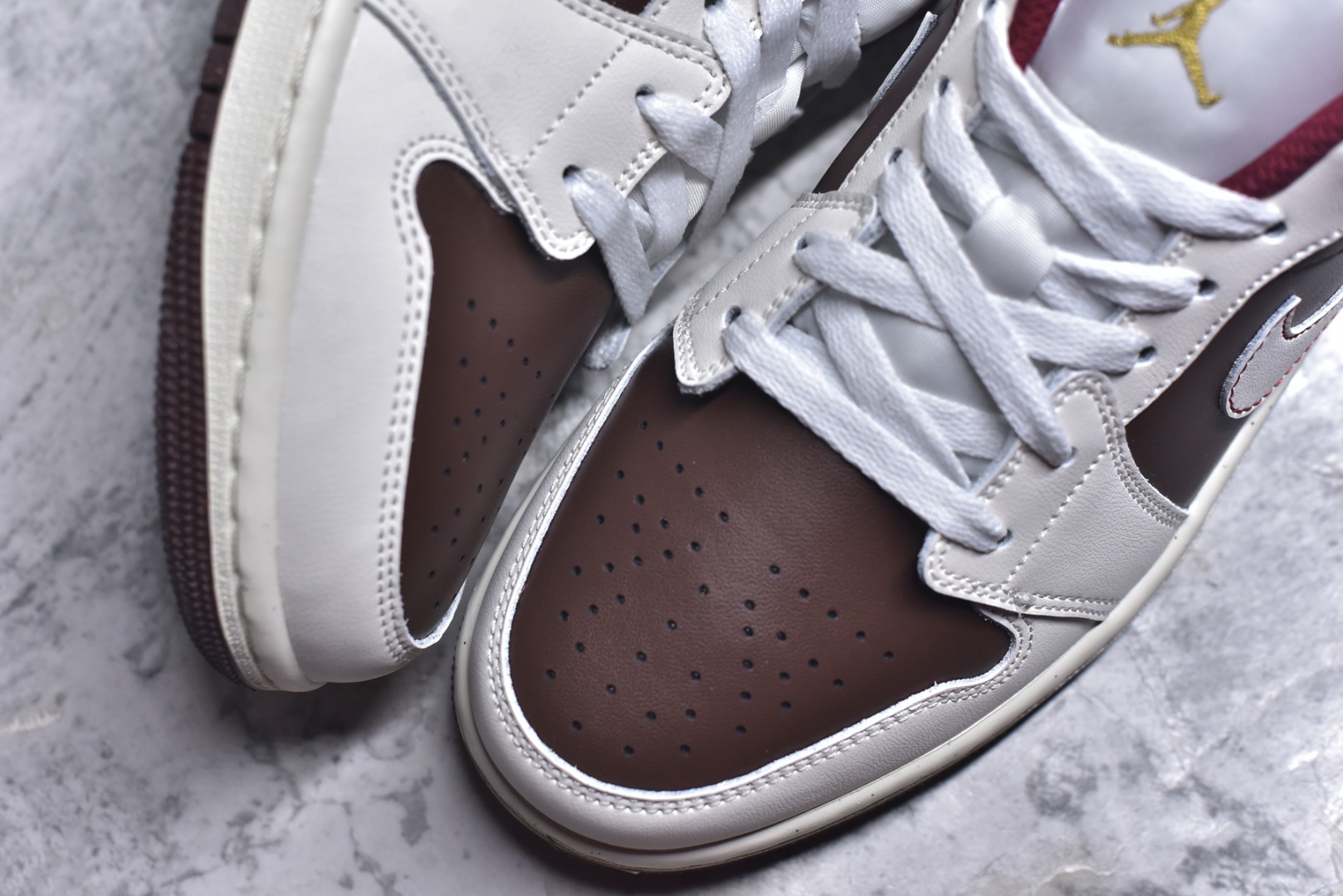 图片[8]-#Air Jordan AJ1 Low 低帮 IR7600-211 全新流水线出品 DT版本唯一平替选择 市场第二梯队最强版 全部原鞋开发 原楦原纸板开发 全鞋电脑针车 原厂内置全掌气垫 原盒内在原标 唯一Zp原版鞋带绑法 免检产品 全新2022版型 全头层皮料 完美零毛边处理 原厂配置全掌气垫 价格定位良心 几十个配色陆续出货 实拍调校N版已经零色差零失真 百分百还原实物色彩所见即所得 不存在货不对板色差等低级问题 选购参考实物拍摄 不混卖不参货 只用心做好货严格选品 承诺混一赔十 尺码：36 36.5 37.5 38 38.5 39 40 40.5 41 42 42.5 43 44 44.5 45-选品中心