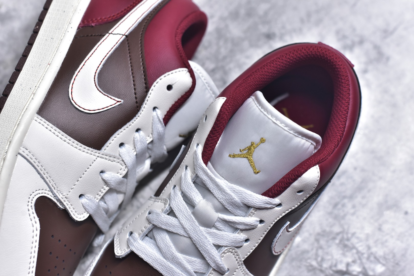 图片[9]-#Air Jordan AJ1 Low 低帮 IR7600-211 全新流水线出品 DT版本唯一平替选择 市场第二梯队最强版 全部原鞋开发 原楦原纸板开发 全鞋电脑针车 原厂内置全掌气垫 原盒内在原标 唯一Zp原版鞋带绑法 免检产品 全新2022版型 全头层皮料 完美零毛边处理 原厂配置全掌气垫 价格定位良心 几十个配色陆续出货 实拍调校N版已经零色差零失真 百分百还原实物色彩所见即所得 不存在货不对板色差等低级问题 选购参考实物拍摄 不混卖不参货 只用心做好货严格选品 承诺混一赔十 尺码：36 36.5 37.5 38 38.5 39 40 40.5 41 42 42.5 43 44 44.5 45-选品中心