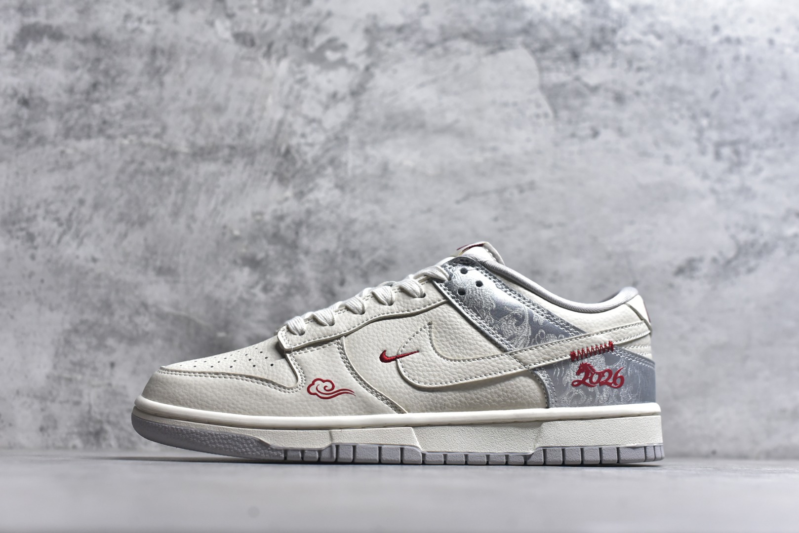 #2026新款定制限量发售❗️Nike SB Dunk Low“ 马年限定------白银中国风” 高端定制 低帮休闲板鞋 定制鞋盒 大厂纯原品质出货 超高清洁度 皮料切割干净无任何毛边 细节完美 货号：DS6608-022 尺码：36 36.5 37.5 38 38.5 39 40 40.5 41 42 42.5 43 44 44.5 45-选品中心